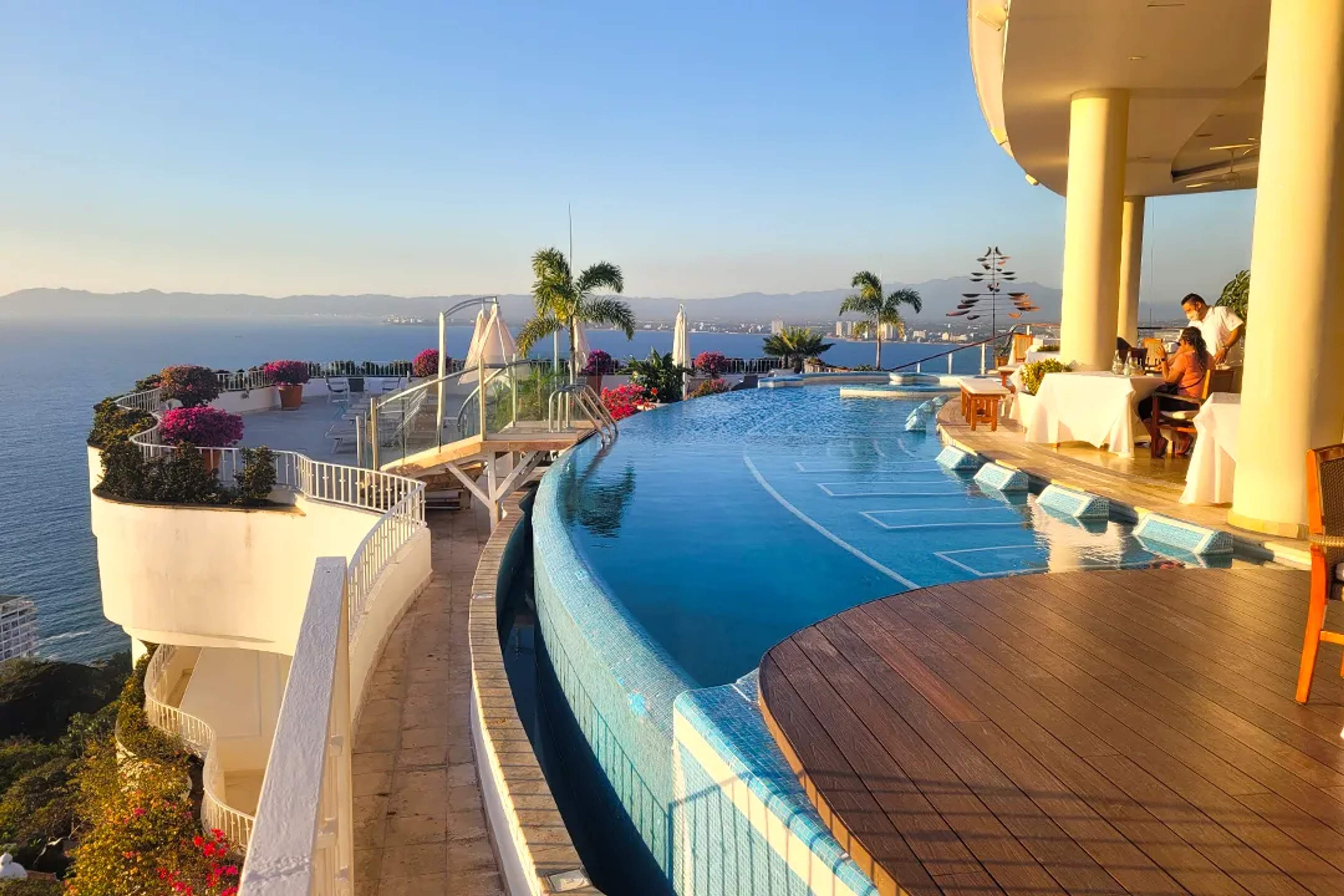 Alberca infinita en rooftop de lujo con vista al mar, diseño moderno y atardecer en Puerto Vallarta