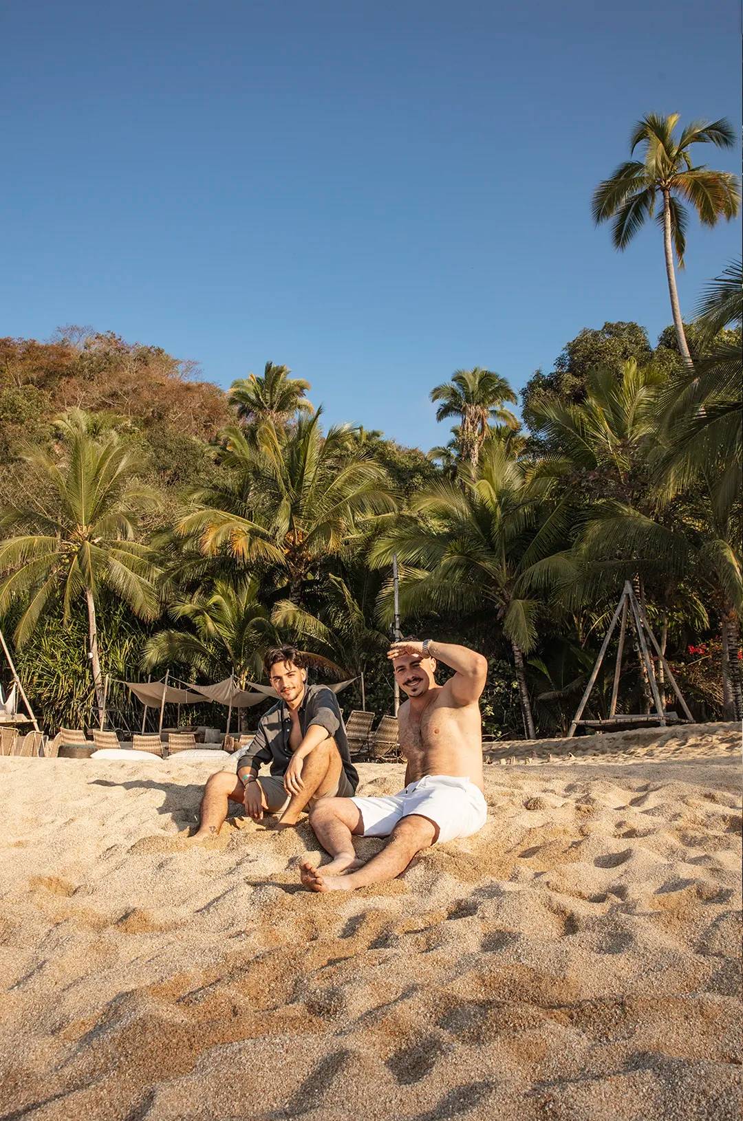 Amigos relajándose y tomando el sol en la playa Majahuitas.