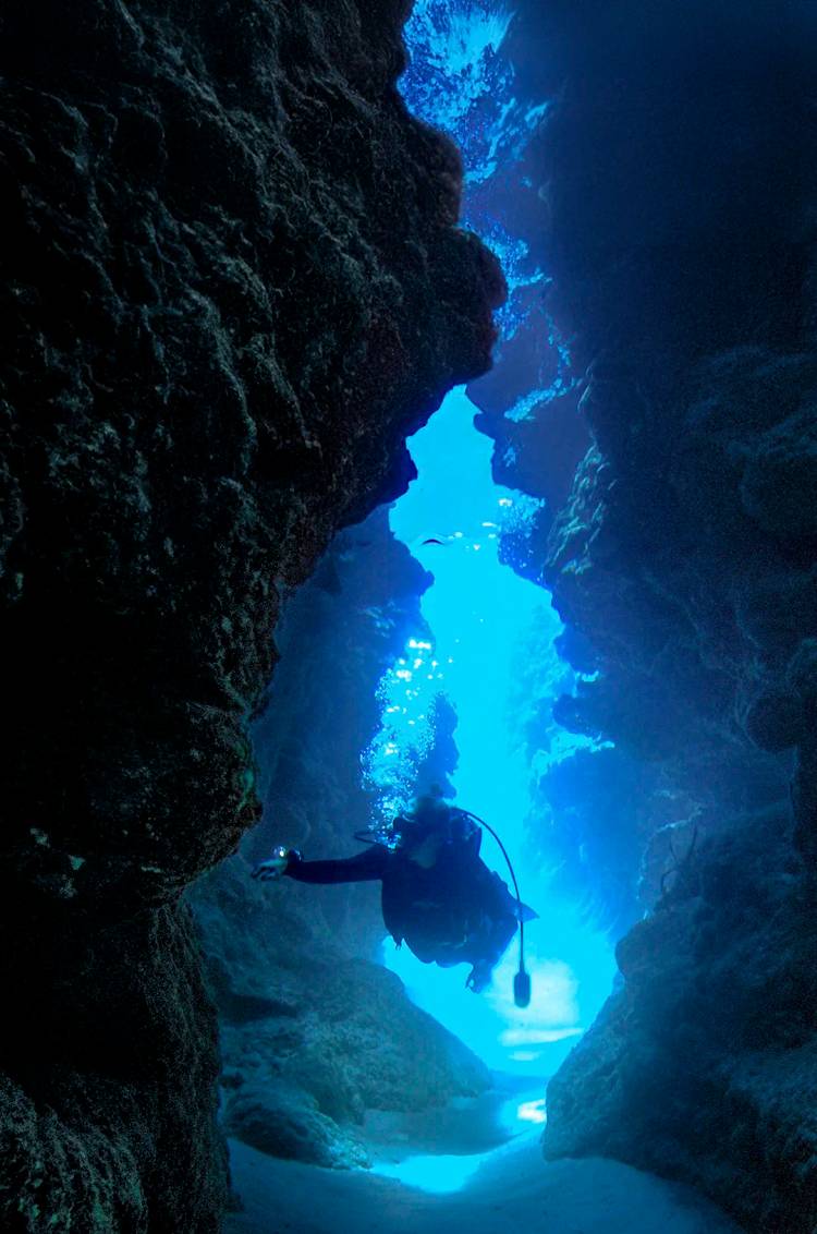 Buzo atravesando un túnel debajo de El Morro Puerto Vallarta.