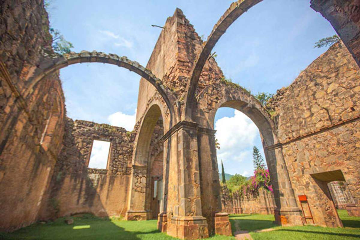 Ruins of the Church of the Precious Blood of Jesus Christ in Mascota, Jalisco, featuring stone arches and historic walls under a blue sky.