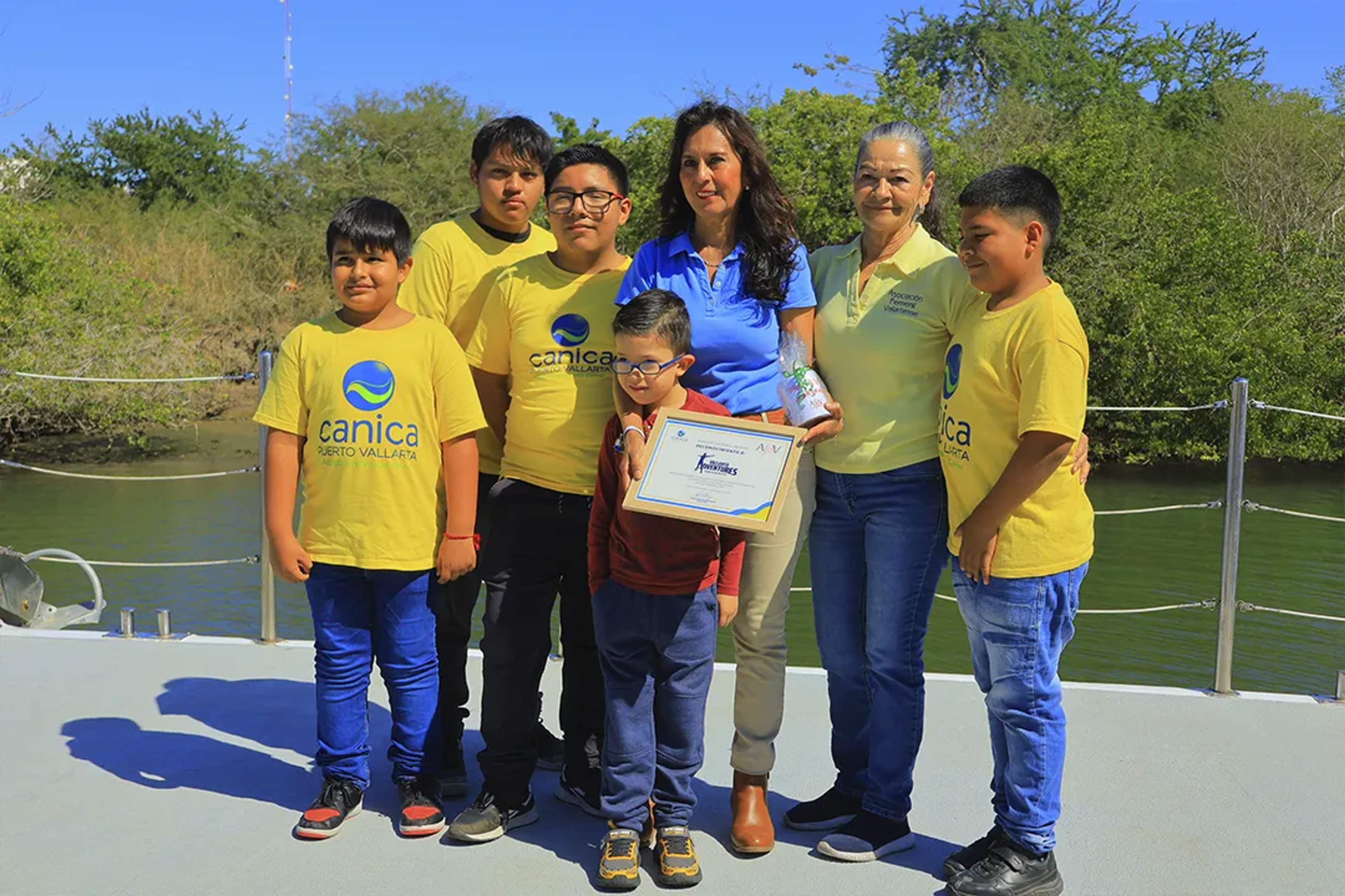 niños de la organizacion Canica con Vallarta Adventures