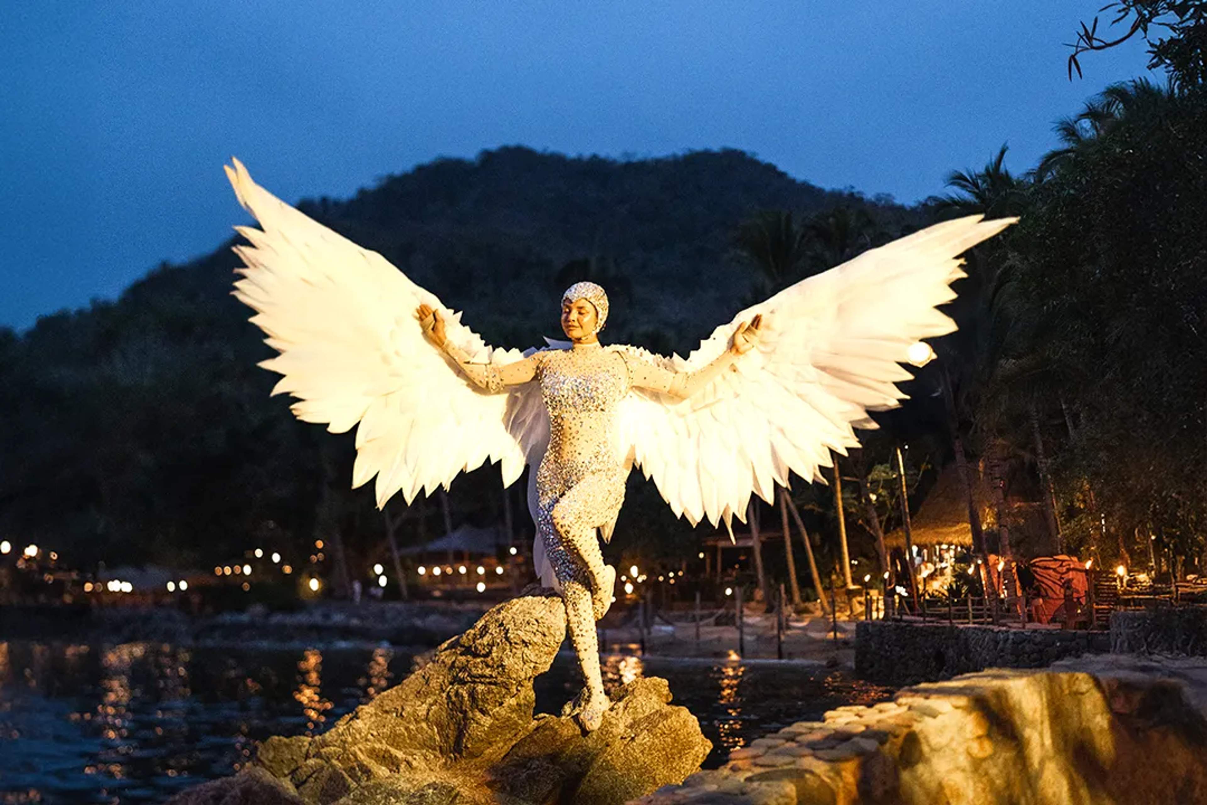 Acto acrobático de contorsión en ALMA, Ritmos de la Noche – Premier, el mejor show nocturno selvático de Vallarta