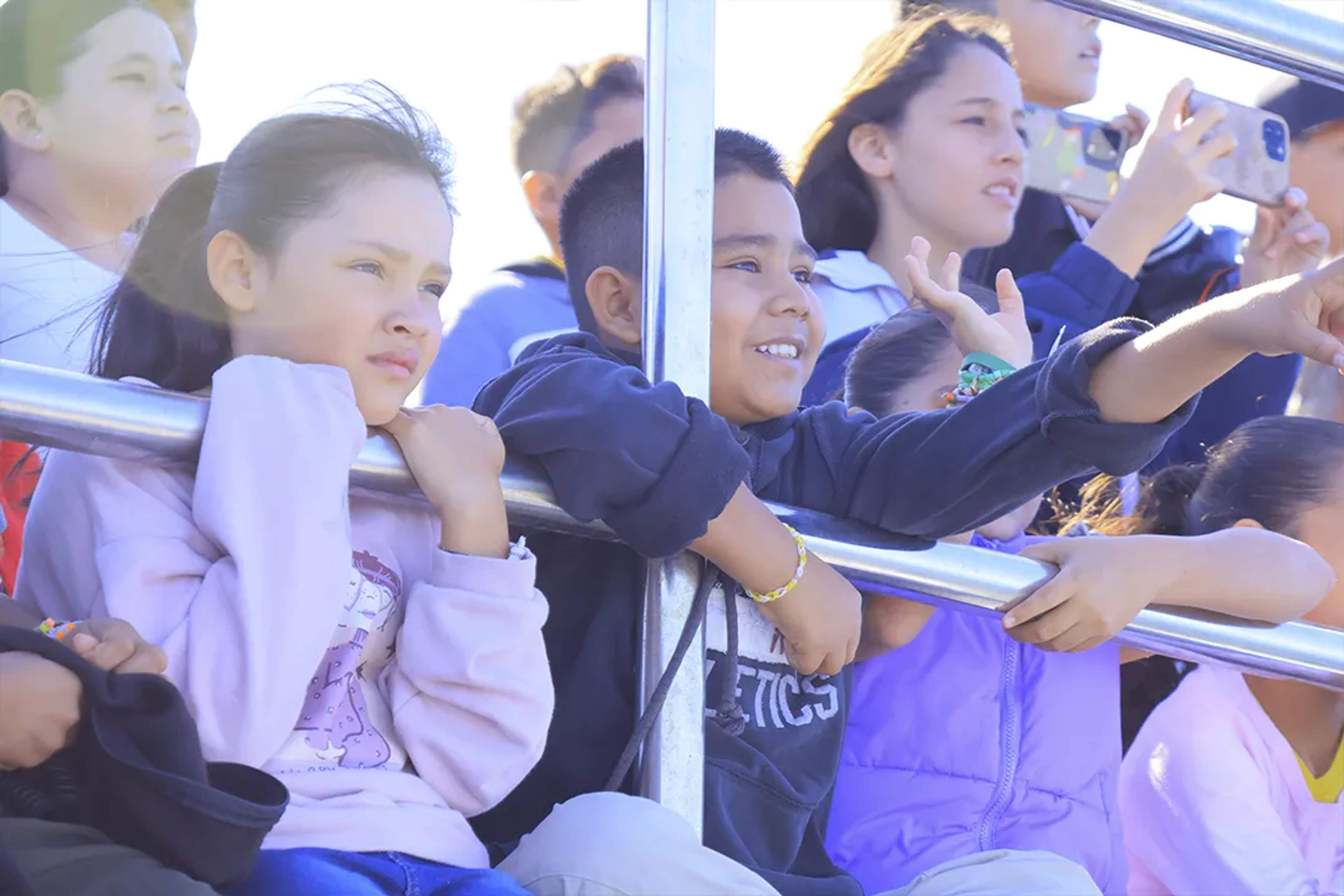 Niño viendo el mar y la ballena jorobada por primera vez