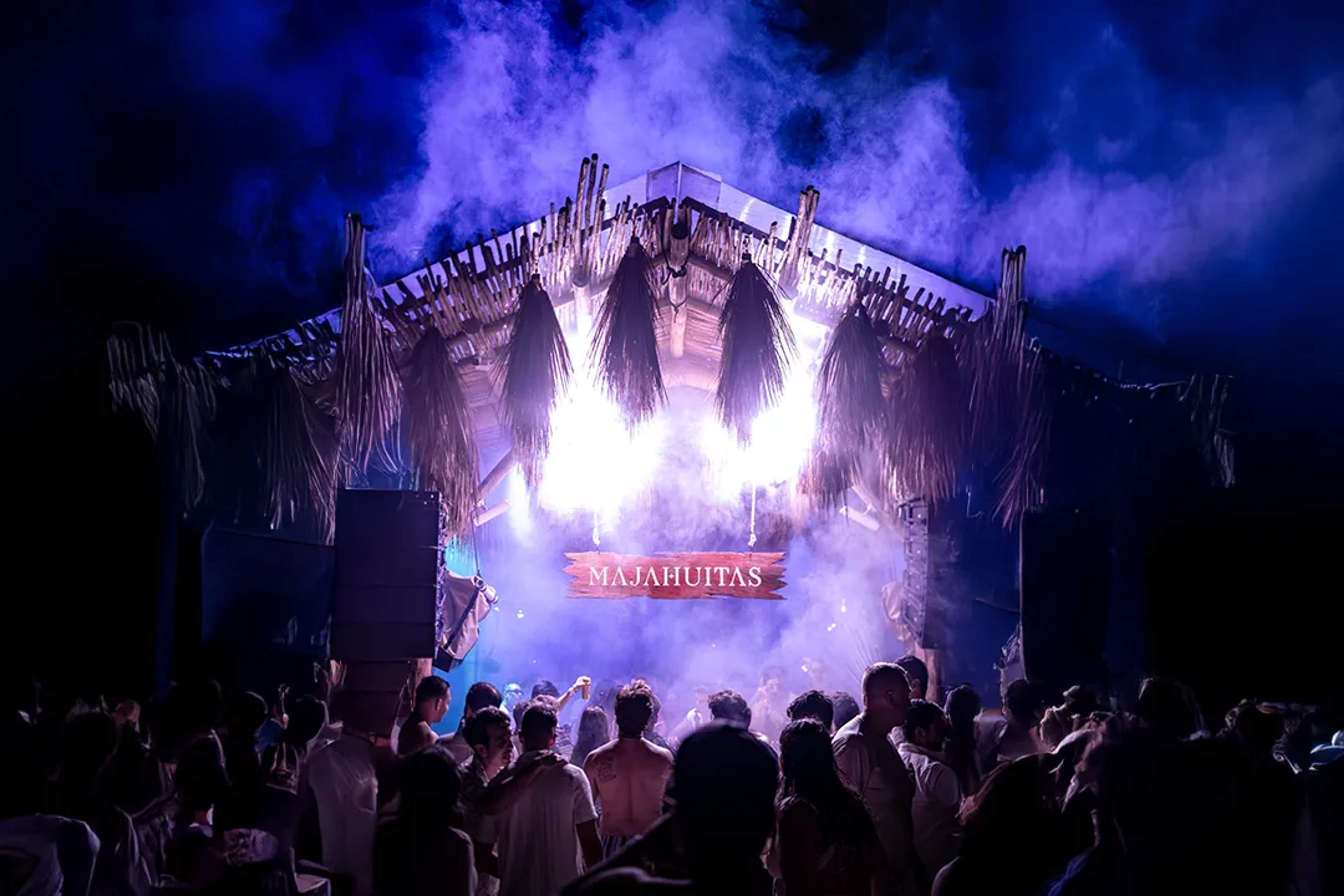 Majahuitas beach club en Puerto Vallarta con DJ, pista frente al mar, selva y ambiente vibrante nocturno