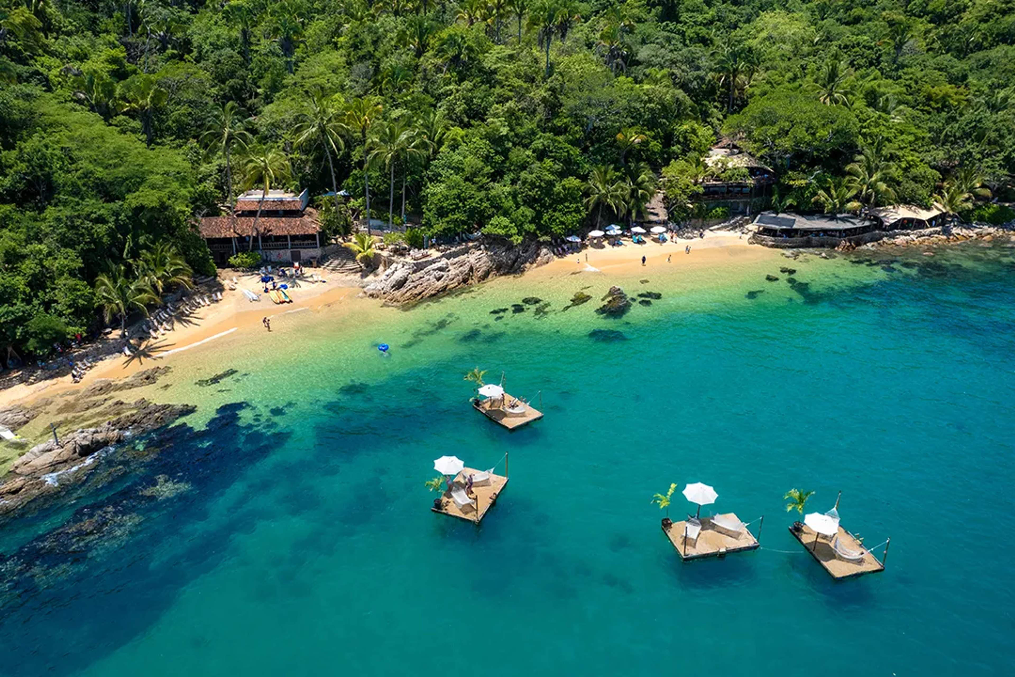 Vista aérea de Las Caletas Beach Hideaway en Puerto Vallarta, México — paraíso tropical privado frente al mar.