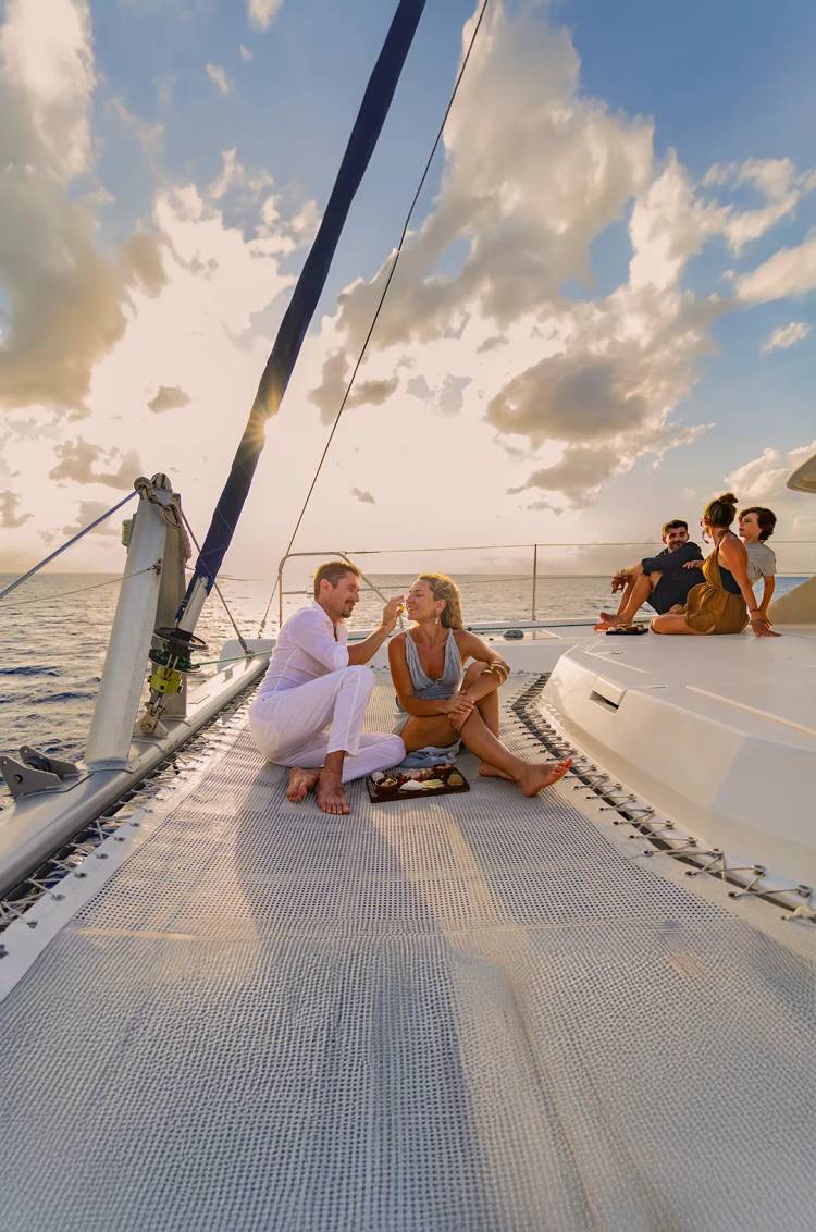 Parejas disfrutan el New Year’s Sunset Sail en Puerto Vallarta con Vallarta Adventures.