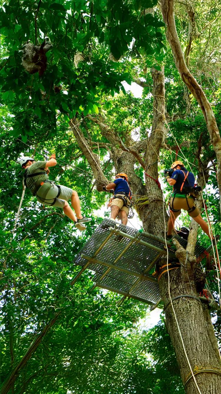 Fotógrafo profesional tomando fotos de un viajero en un tour en Cancún.