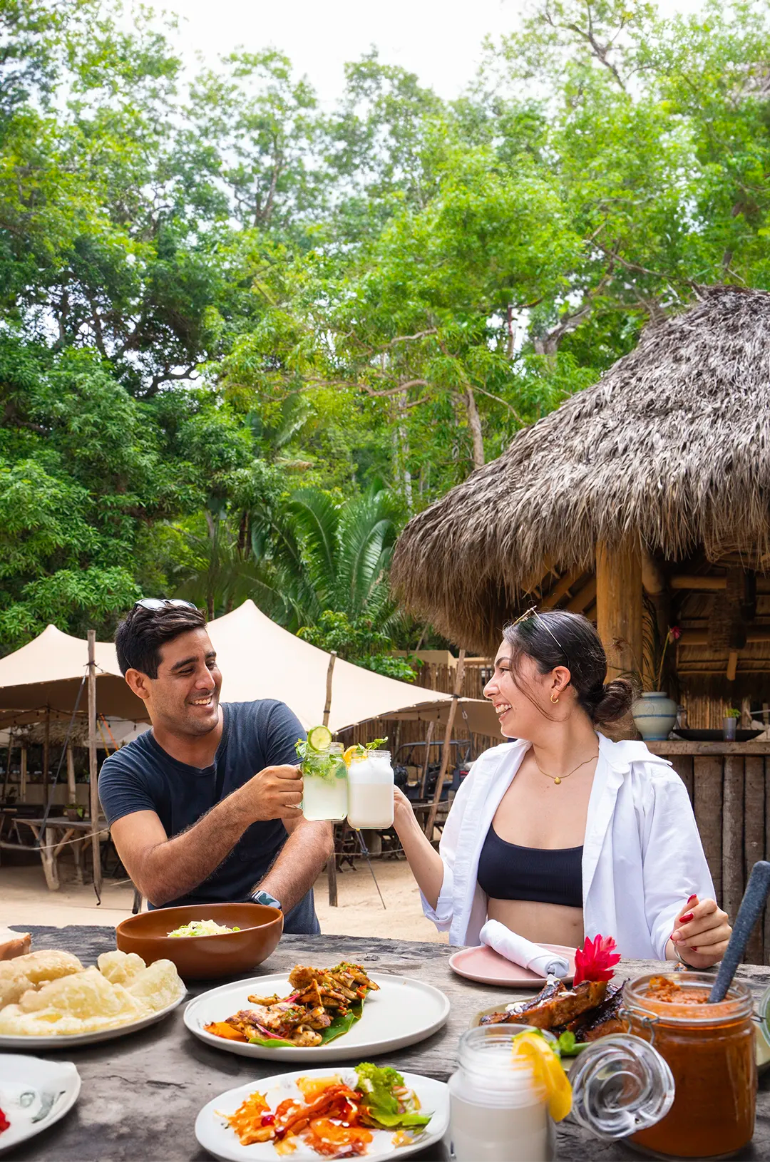 Amigos disfrutando comida en la playa Majahuitas.