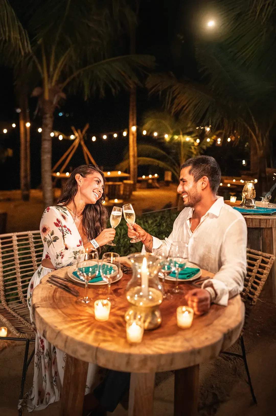 Pareja brindando en cena romántica de ALMA, Ritmos de la Noche – Premier en Puerto Vallarta