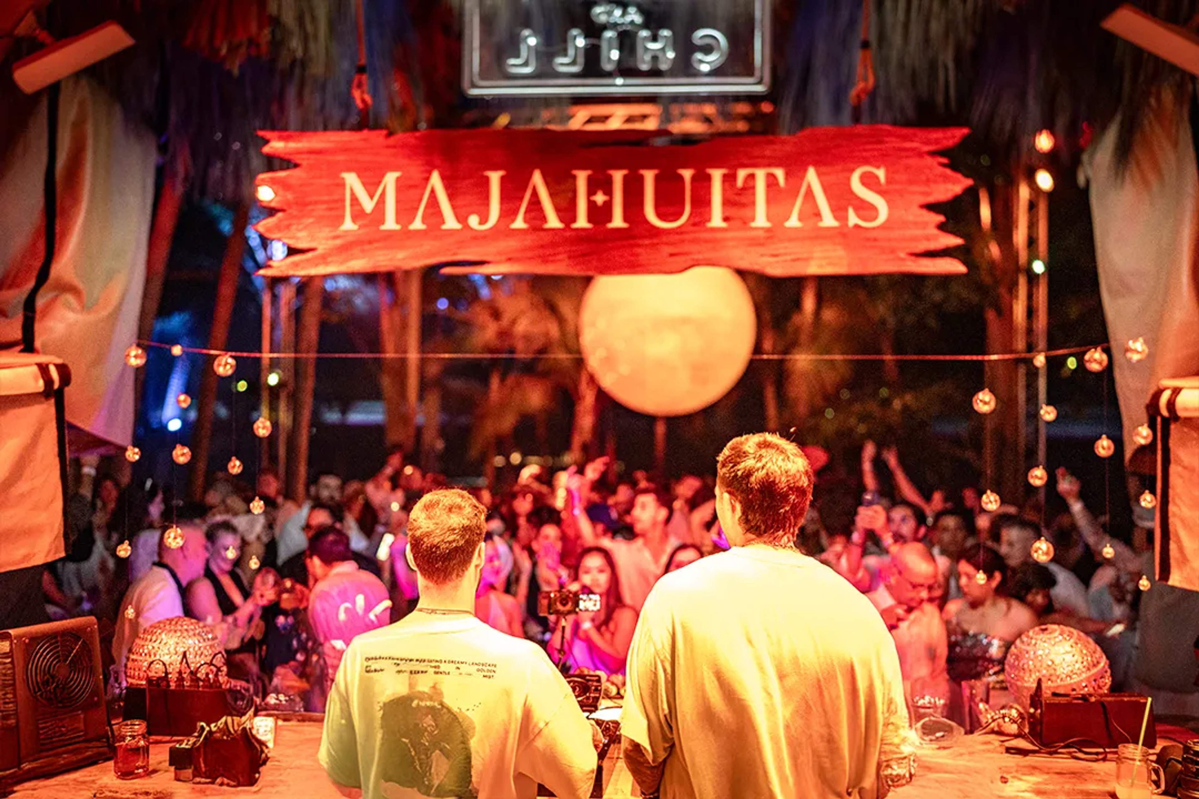 Majahuitas Puerto Vallarta beach club con DJ, pista frente al mar y entorno selvático nocturno