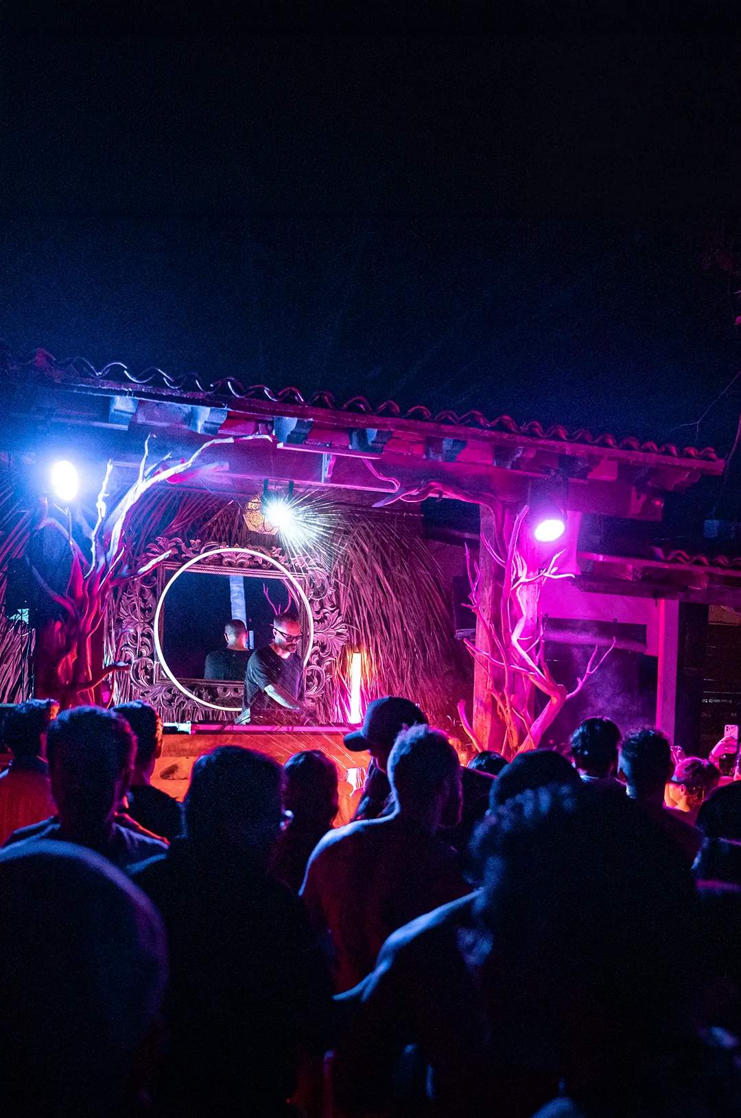 DJ tocando en Majahuitas, el Mejor Club de Playa de Puerto Vallarta.