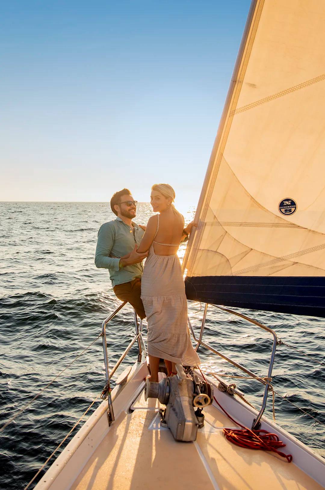 Pareja en un romántico velero al atardecer en Puerto Vallarta.