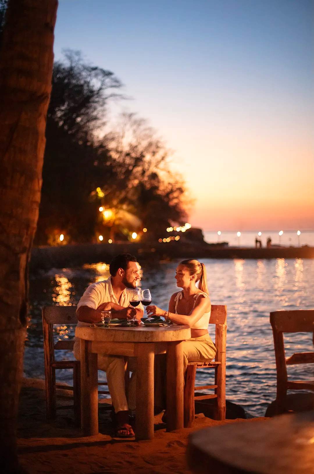 Cena romántica frente al mar a la luz de las velas en Ritmos de la Noche.