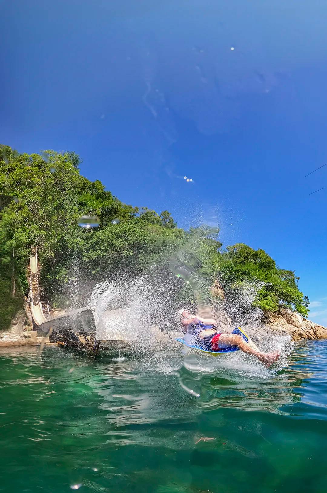 Emocionante tobogán que cae al mar en el parque acuático OceanMania.
