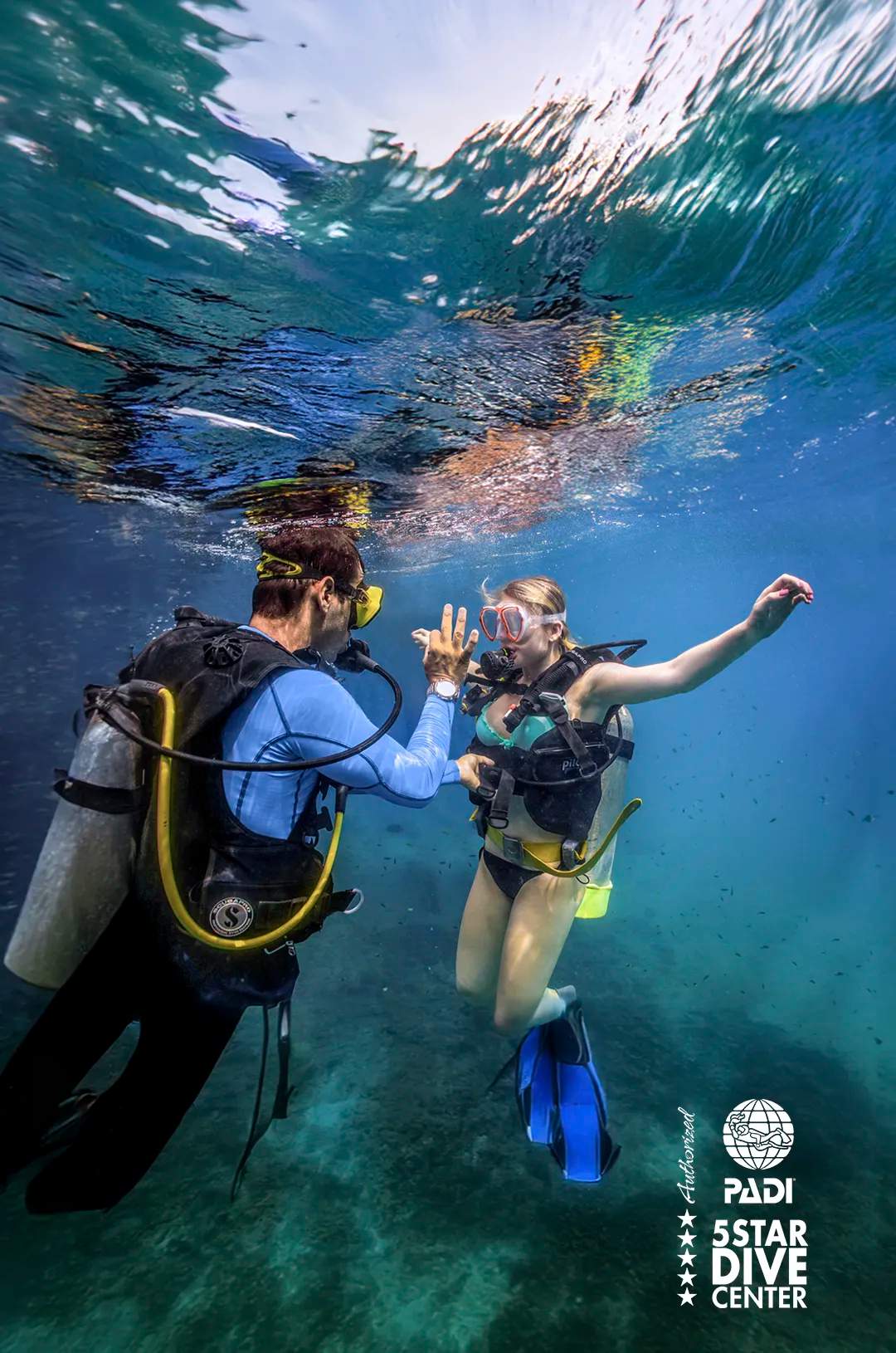 Buzo principiante durante la Certificación de Buceo PADI en Aguas Abiertas en Puerto Vallarta.