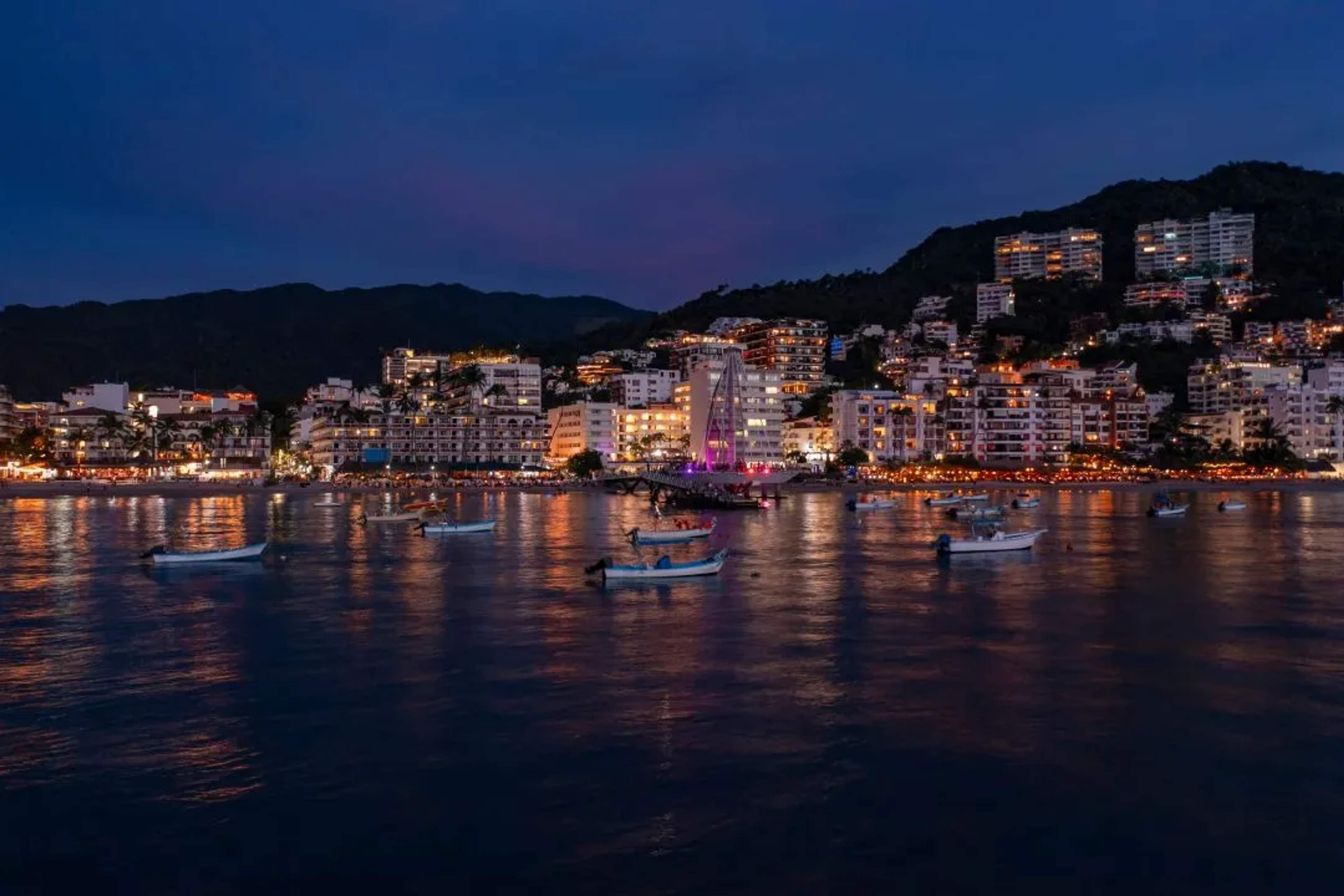 Vista nocturna de Puerto Vallarta