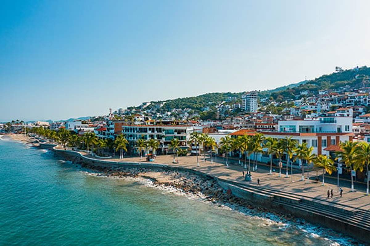 Vista aérea del malecón de Puerto Vallarta con palmeras y el Océano Pacífico.
