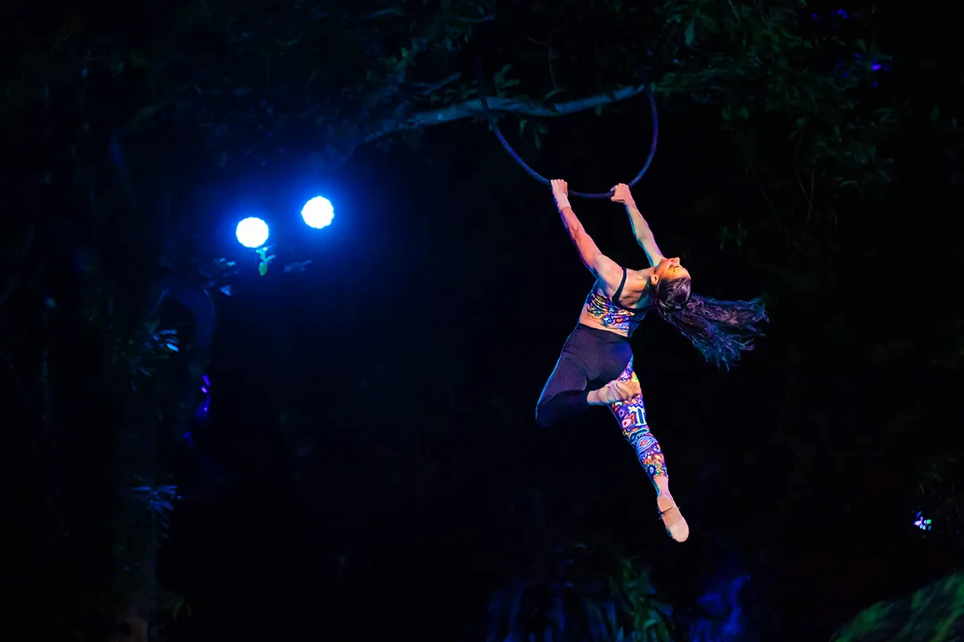 Talentosa acróbata en Ritmos de la Noche.