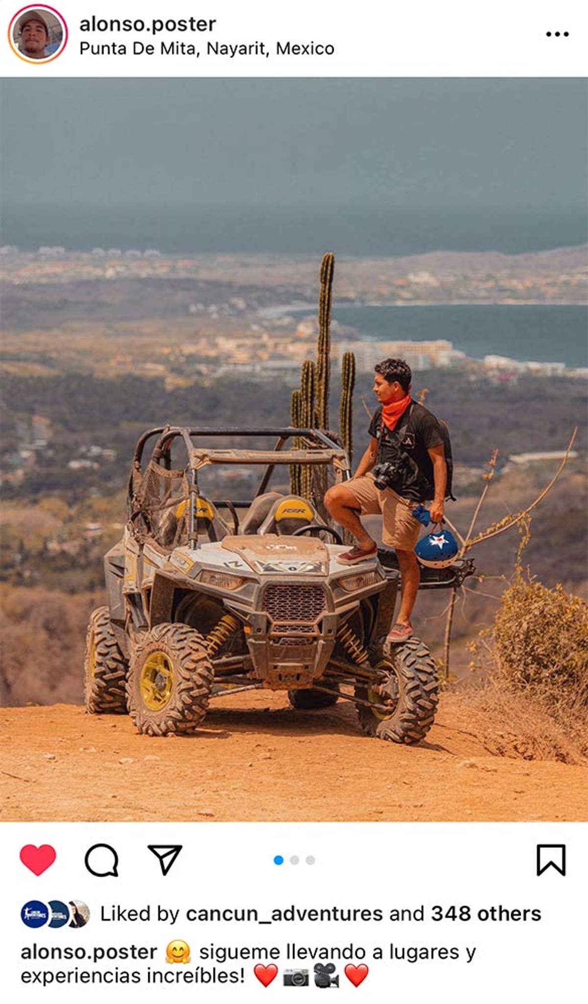 Hombre de pie sobre un vehículo todoterreno en una colina con una vista panorámica de Punta de Mita, Nayarit, México.