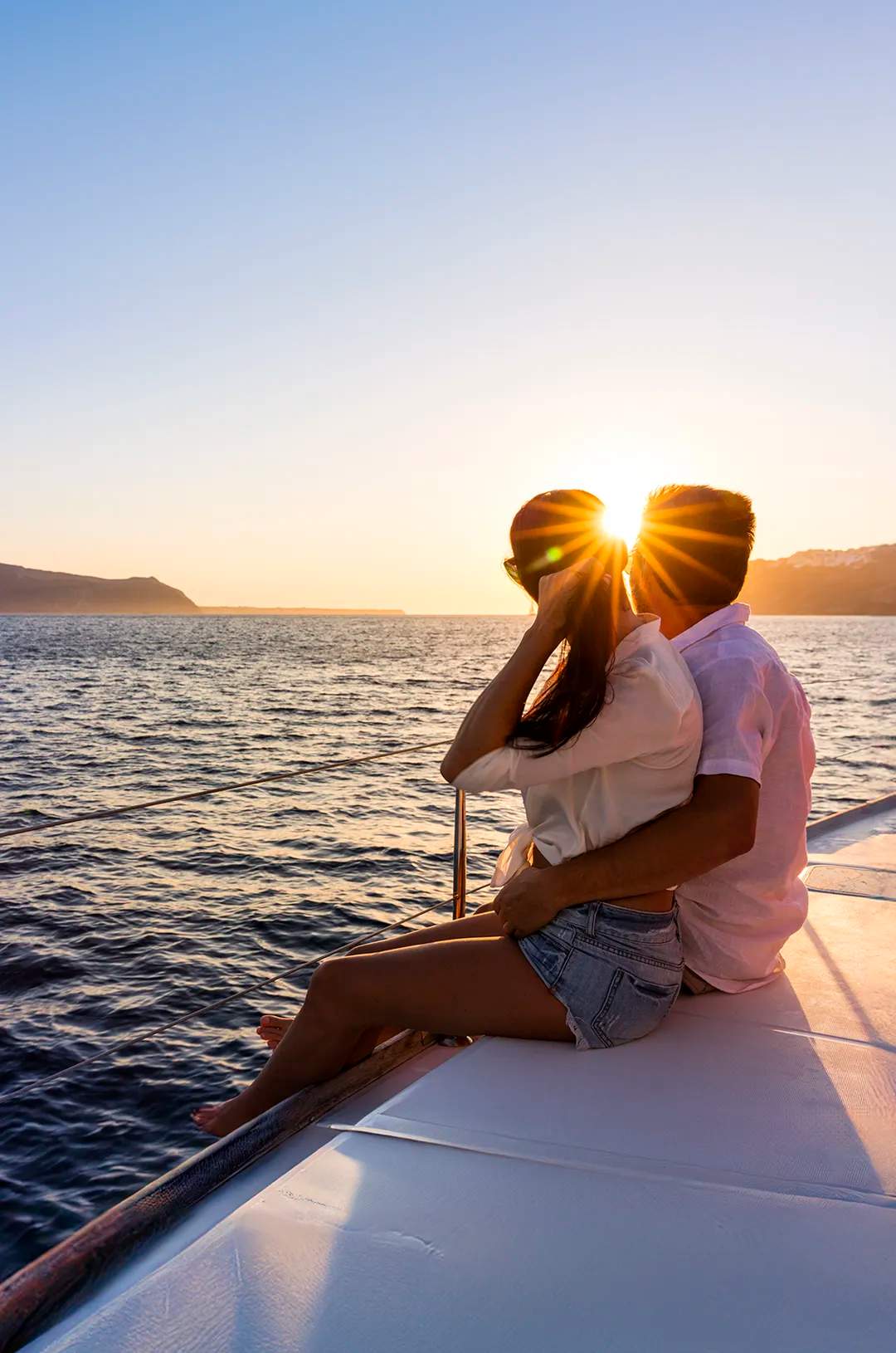 Pareja en un velero al atardecer en Puerto Vallarta disfrutando una de las mejores experiencias románticas en Puerto Vallarta