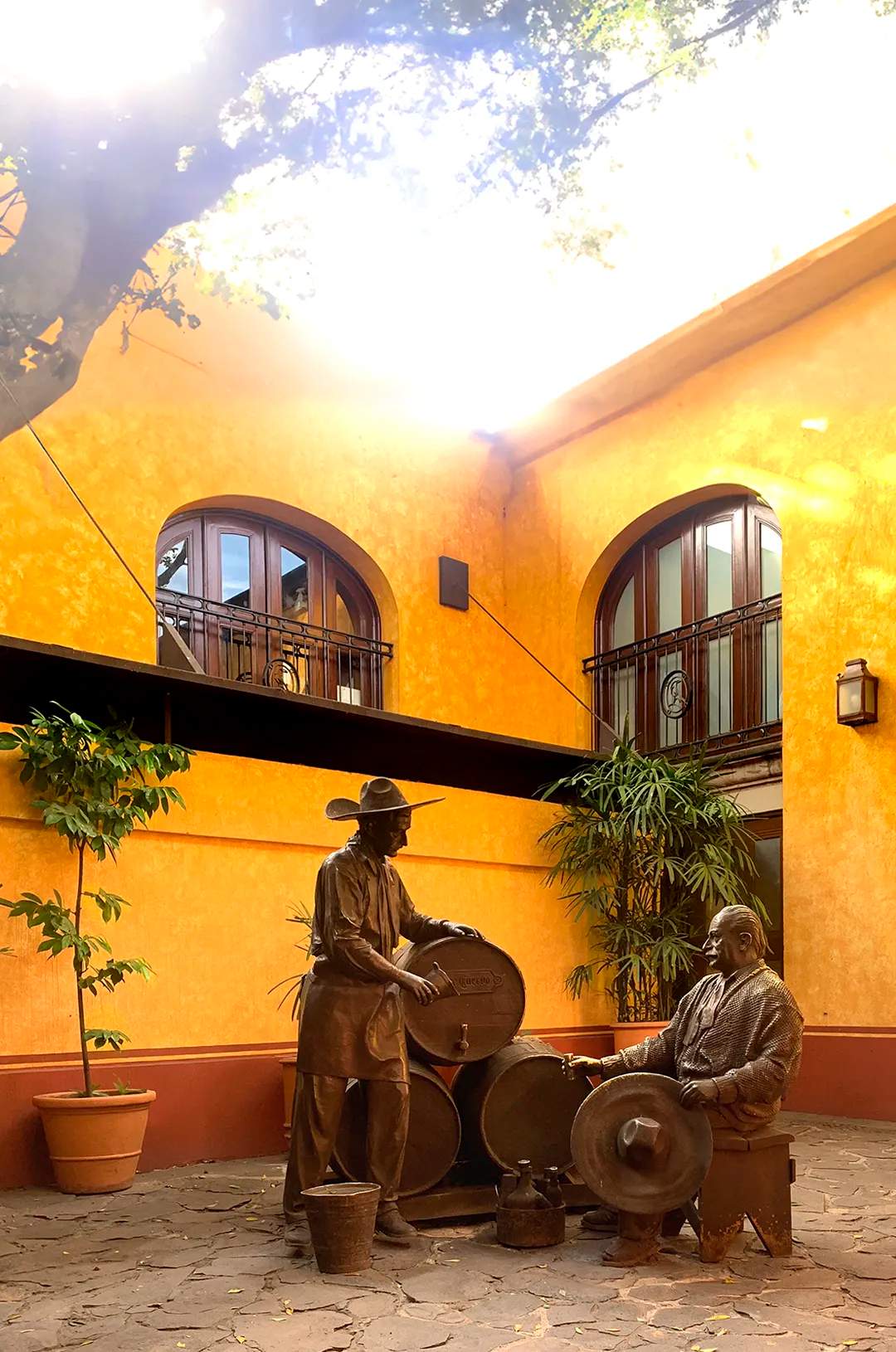 Escultura Catadores hecha por el artista Carlos Terres en un patio en la destilería de Jose Cuervo.