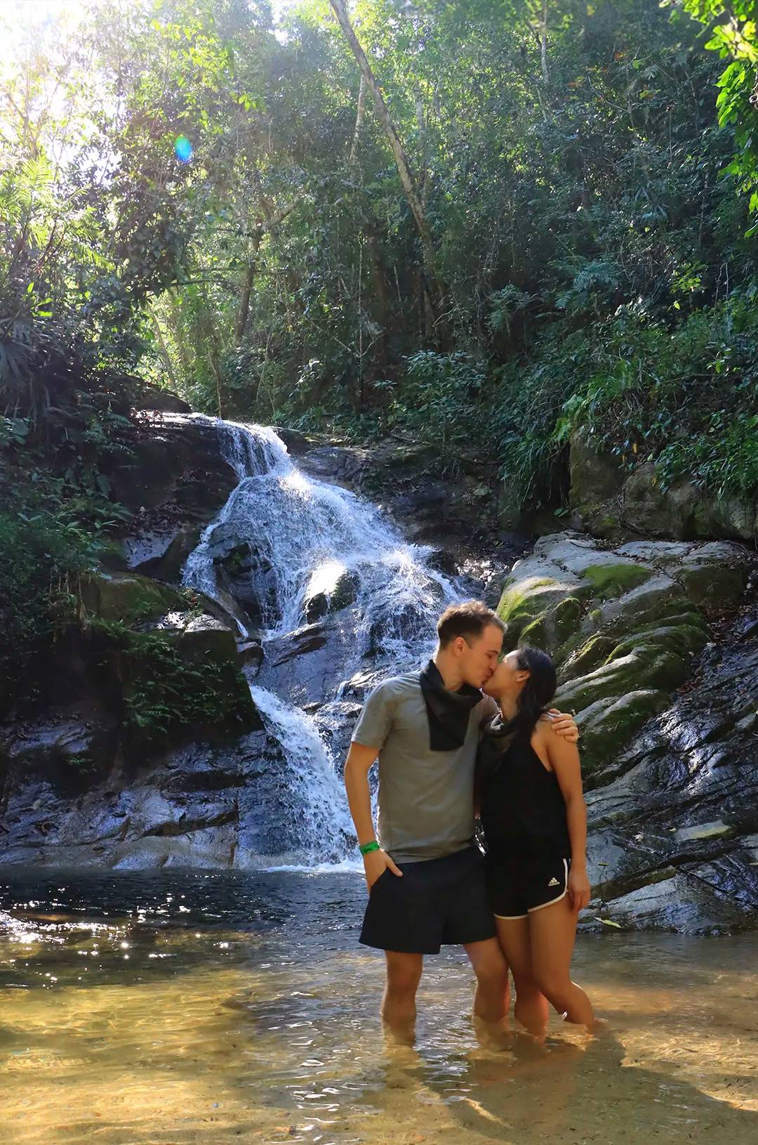 Pareja admirando una de las cascadas en Puerto Vallarta.