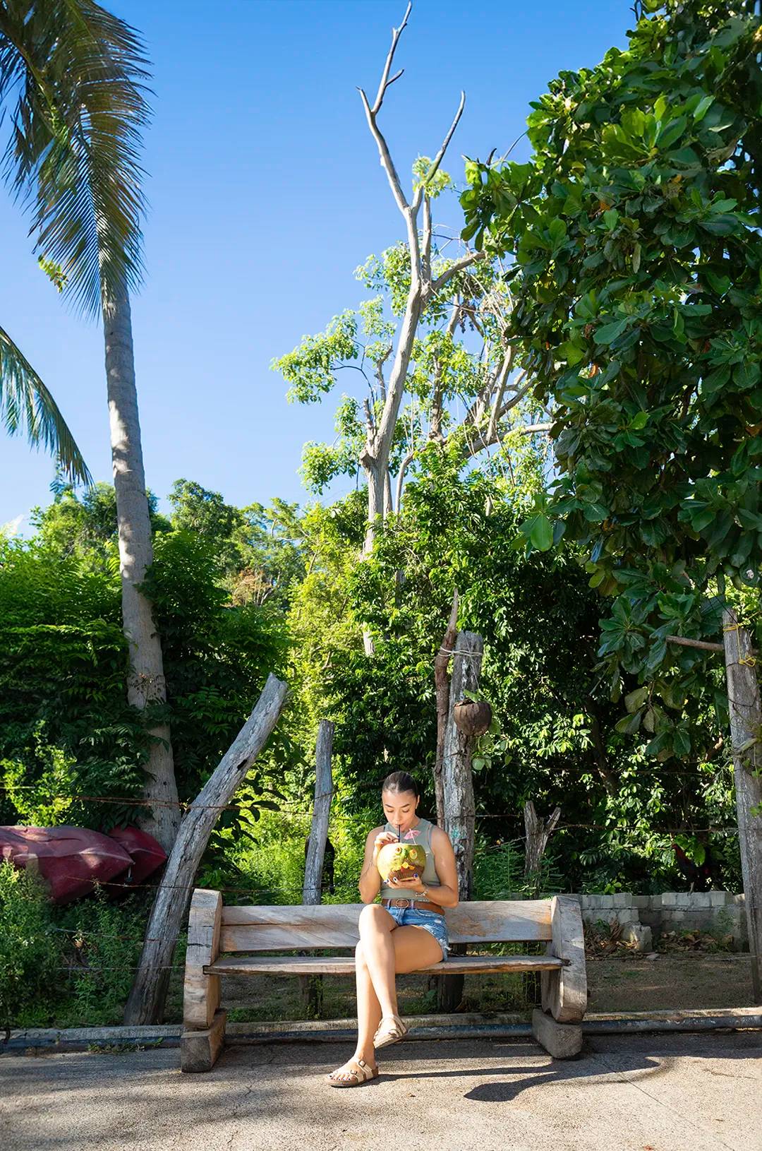 Viajera disfrutando un coco en Quimixto Jalisco.