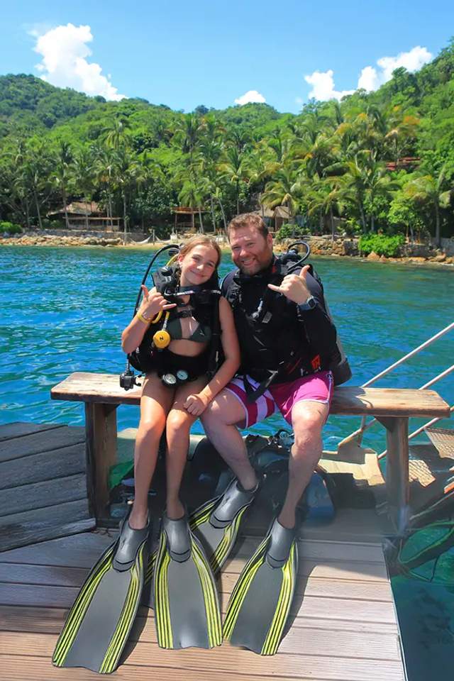 Two beginner scuba divers at Las Caletas for their first scuba diving lessons in Puerto Vallarta.