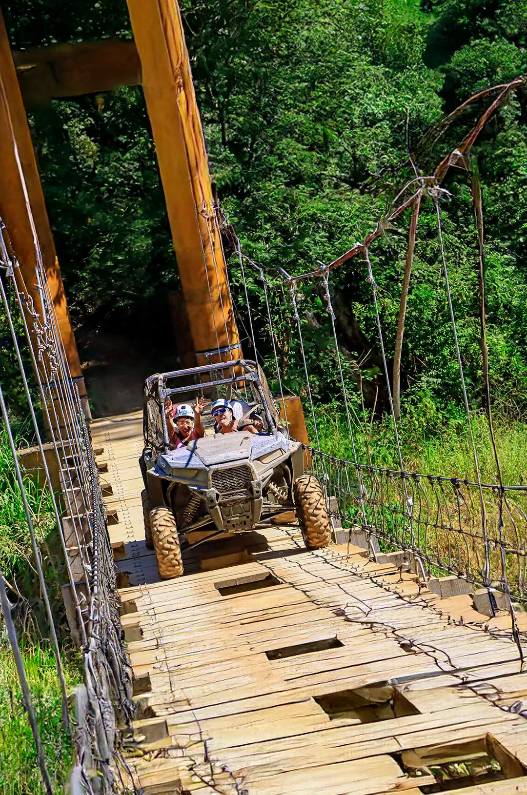 ATV cruzando un puente en Puerto Vallarta, en Extreme Adventure de Vallarta Adventures.