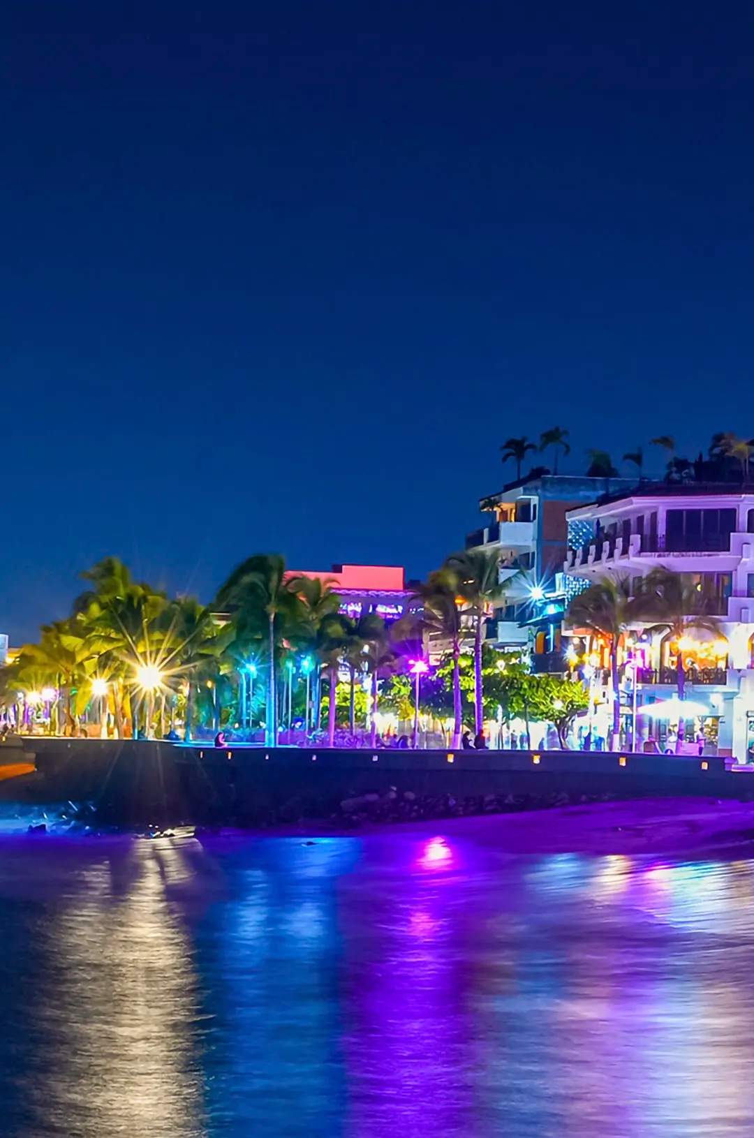 Vista desde el malecón de Puerto Vallarta en la noche desde el mar.