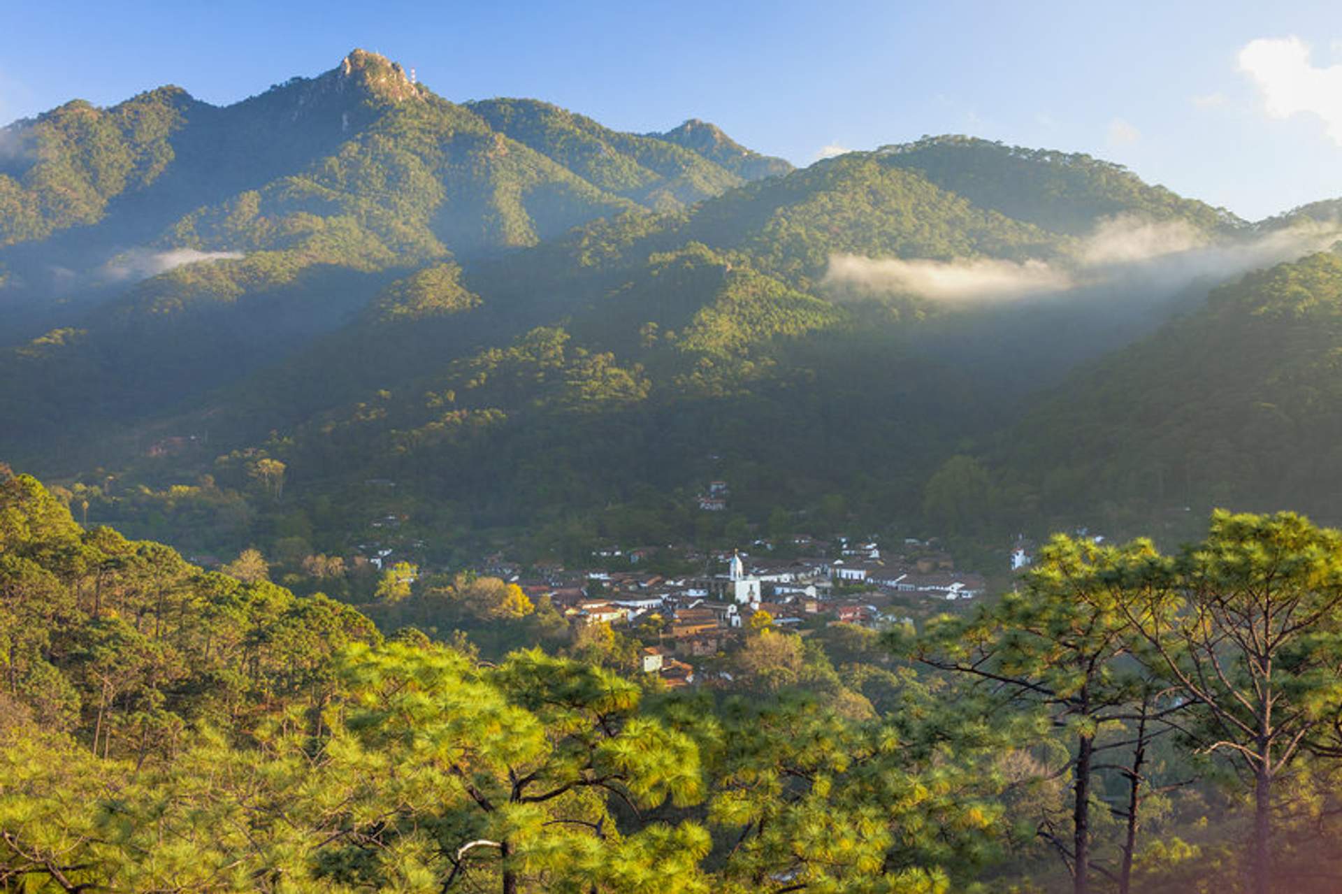 Vista panorámica de San Sebastián del Oeste, un pintoresco pueblo mexicano enclavado en las verdes montañas de la Sierra Madre.