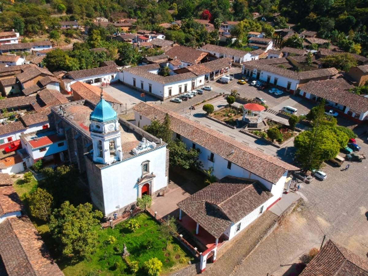 Vista aérea de San Sebastian del Oeste, mostrando la arquitectura colonial española con una iglesia blanca prominente.