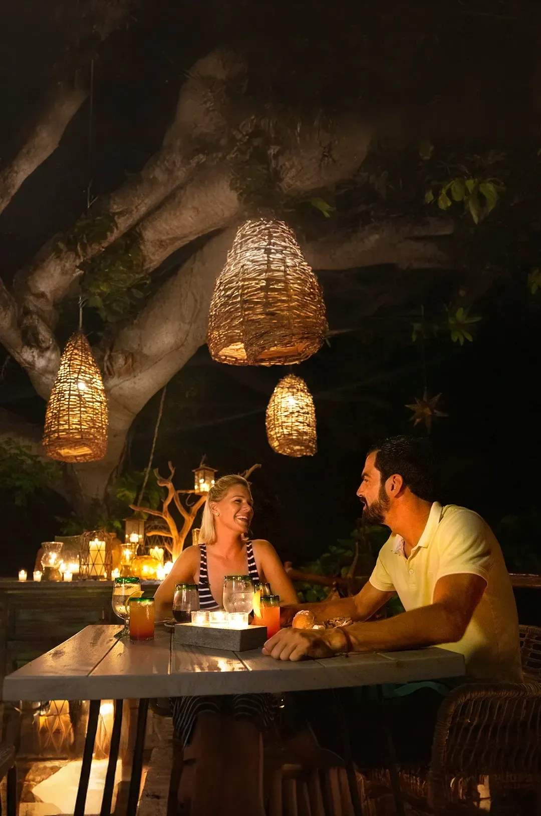 Cena romántica a la luz de las velas en Ritmos de la Noche, el paraíso selvático de Puerto Vallarta.