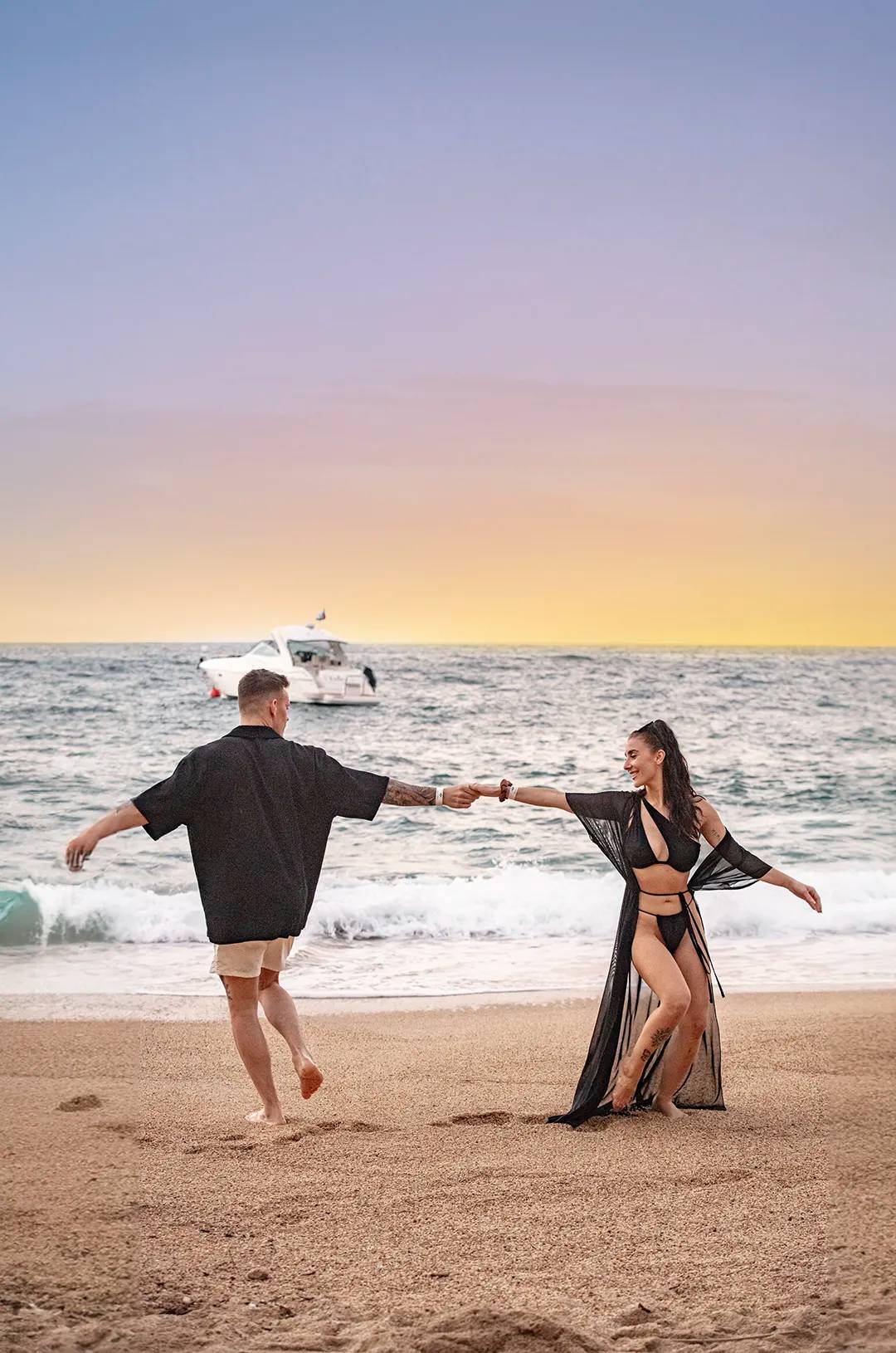 Pareja bailando en la playa al atardecer en la playa Majahuitas.
