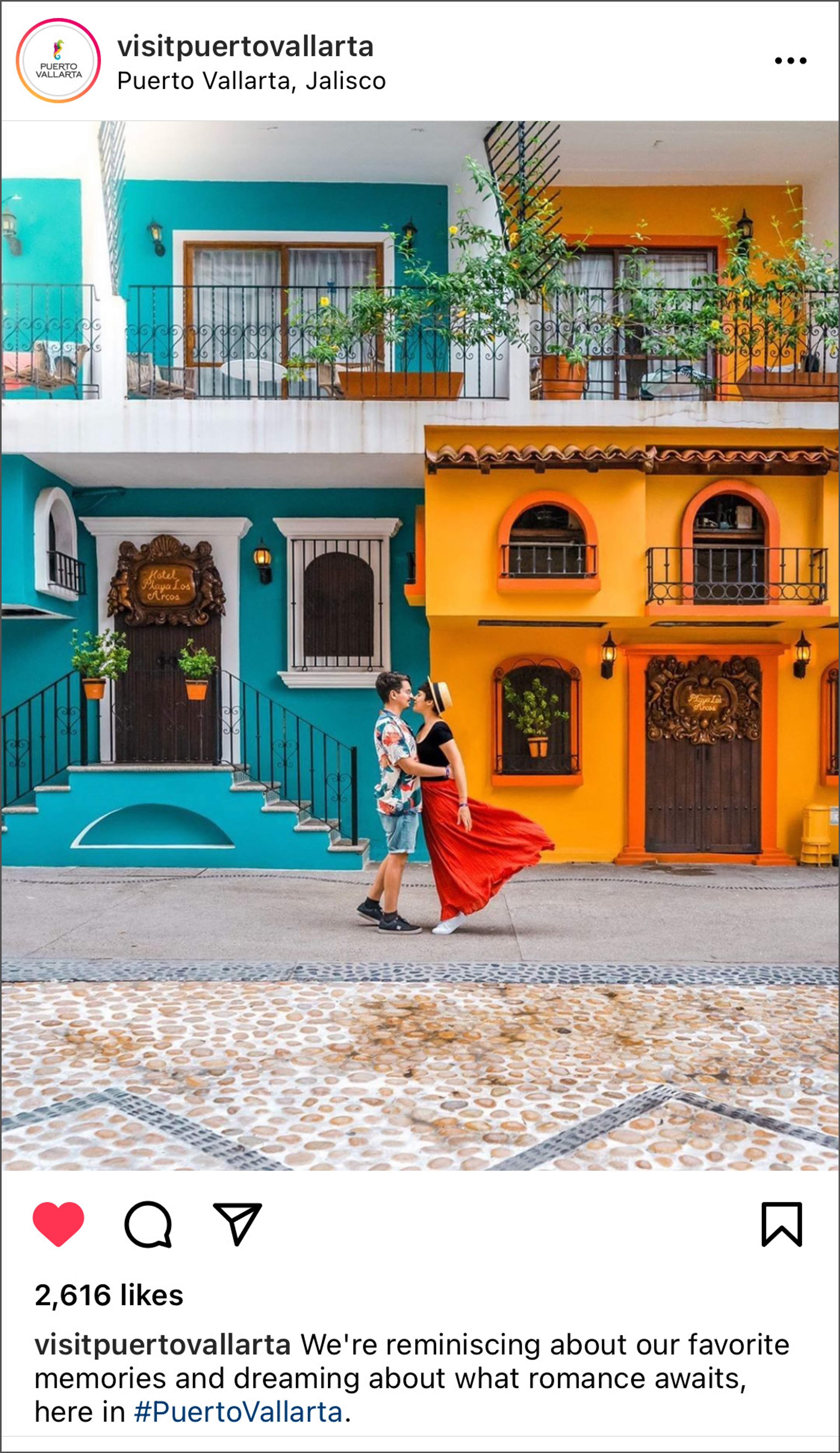 Pareja abrazándose frente a edificios coloridos en Puerto Vallarta, Jalisco.