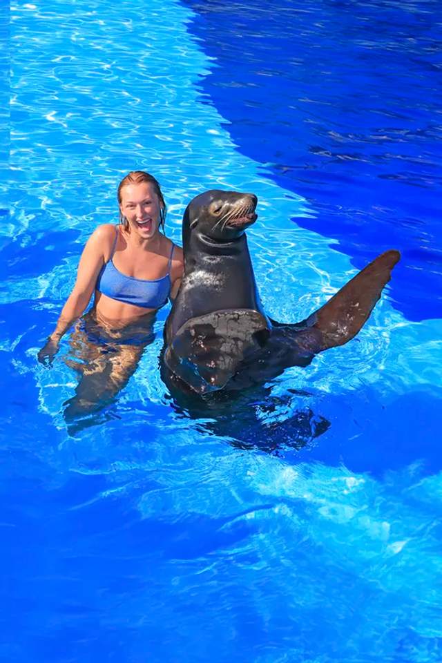 Mujer divirtiéndose en Puerto Vallarta en un Encuentro con Lobos Marinos.