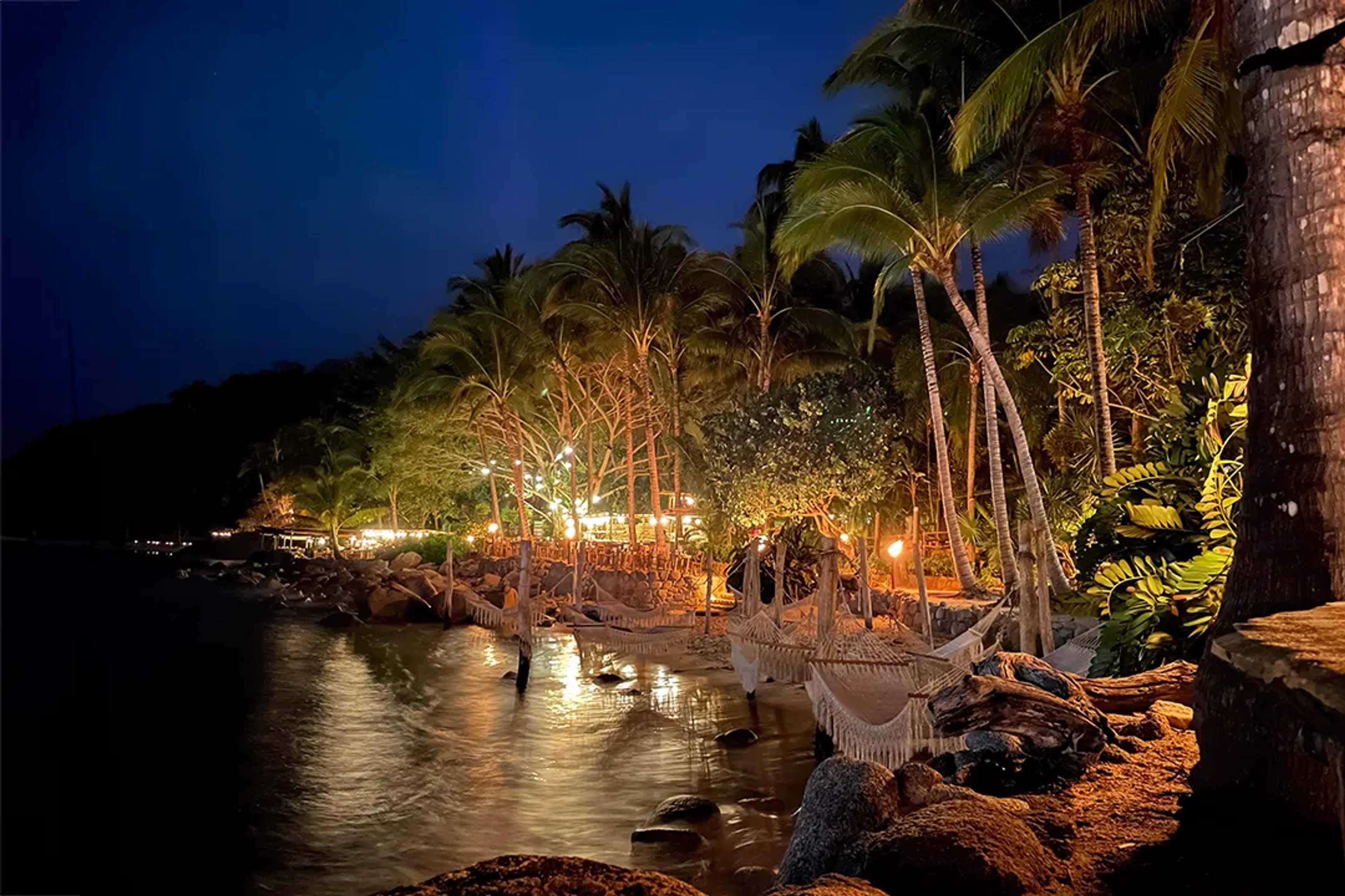 Las Caletas de noche, el espectacular escenario de Ritmos de la Noche.
