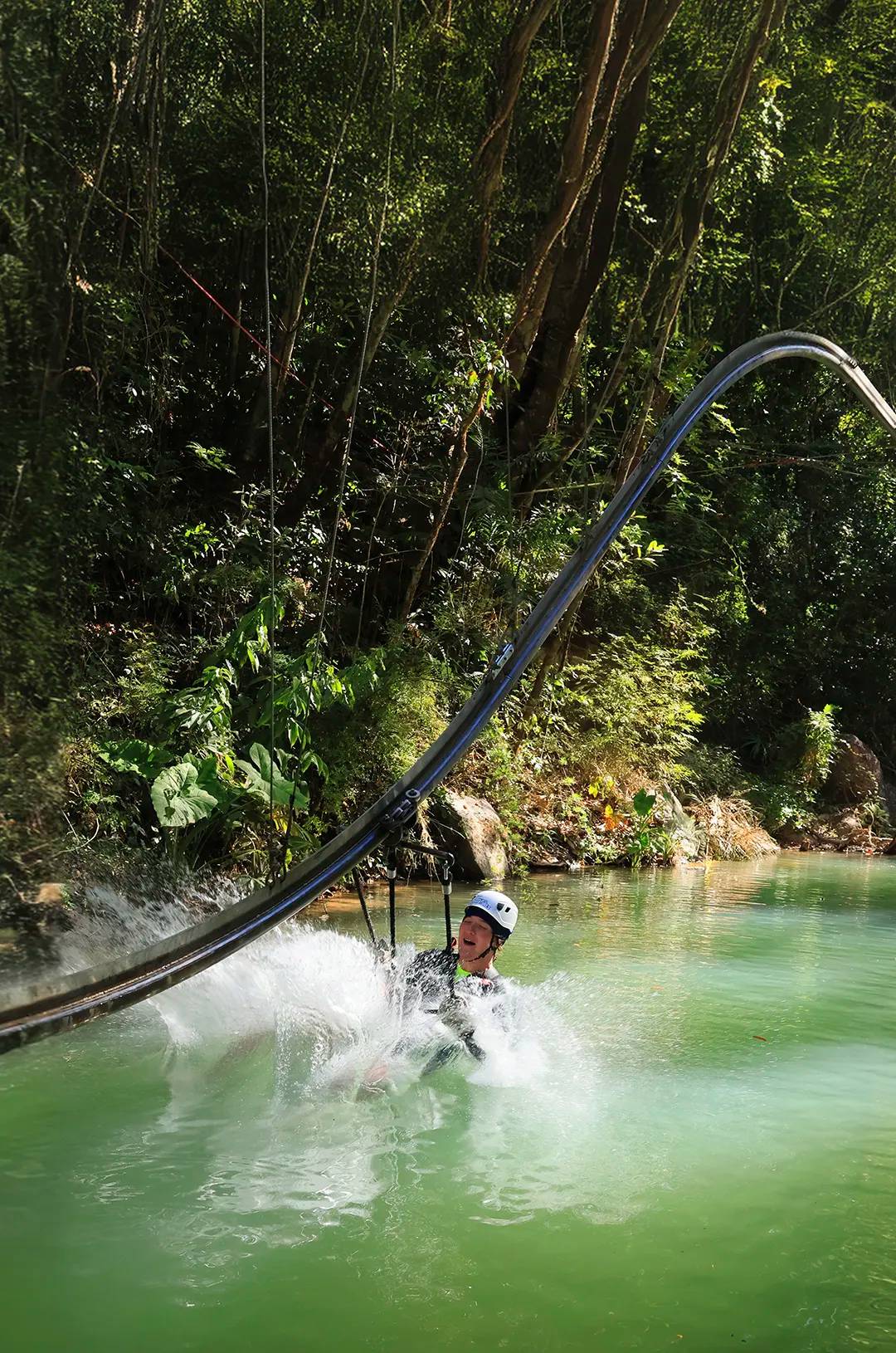 Emocionante tirolesa en Puerto Vallarta aterrizando en un río.