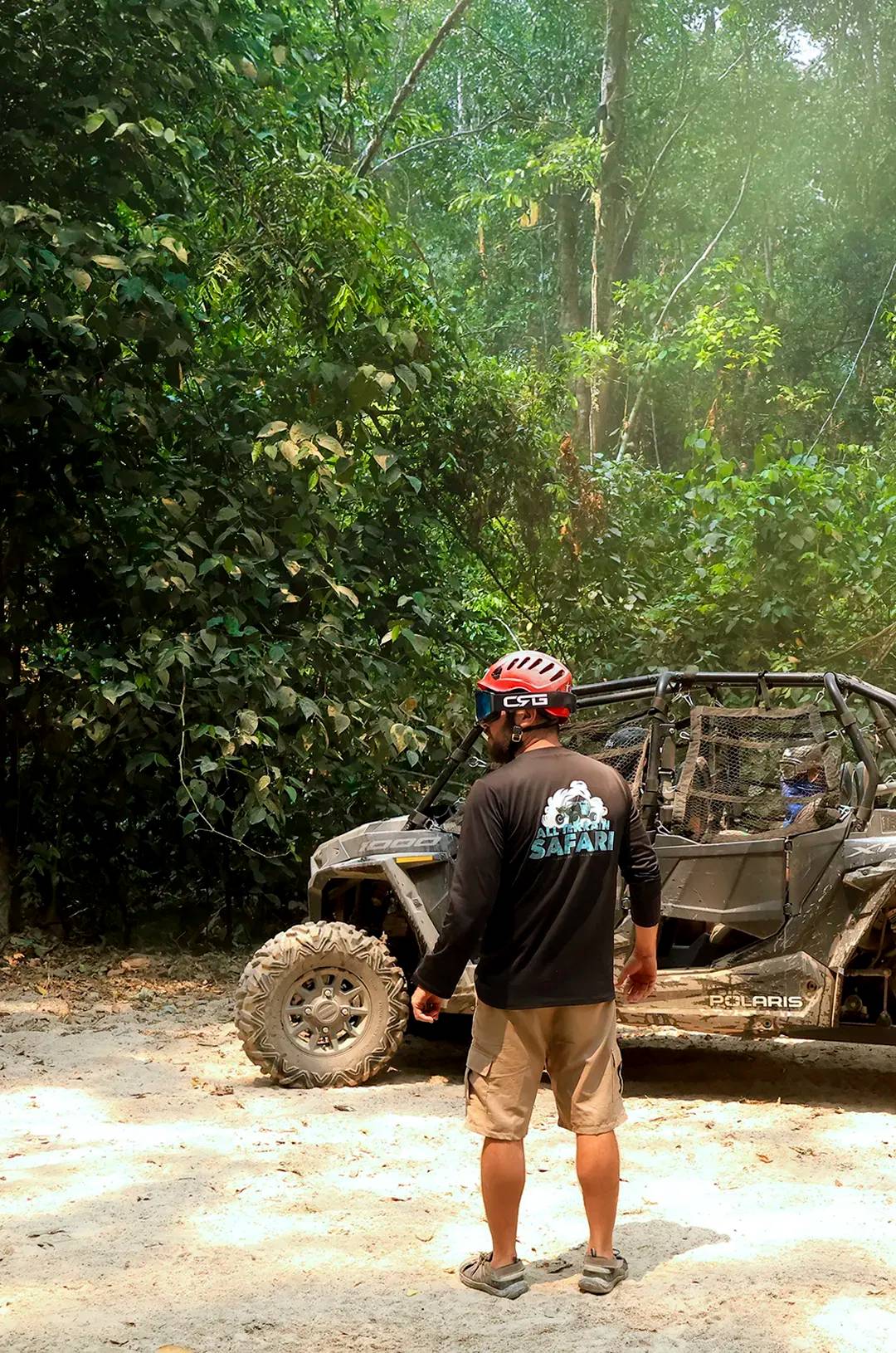 Conductor caminando hacia su Polaris RZR, durante el tour de All Terrain.
