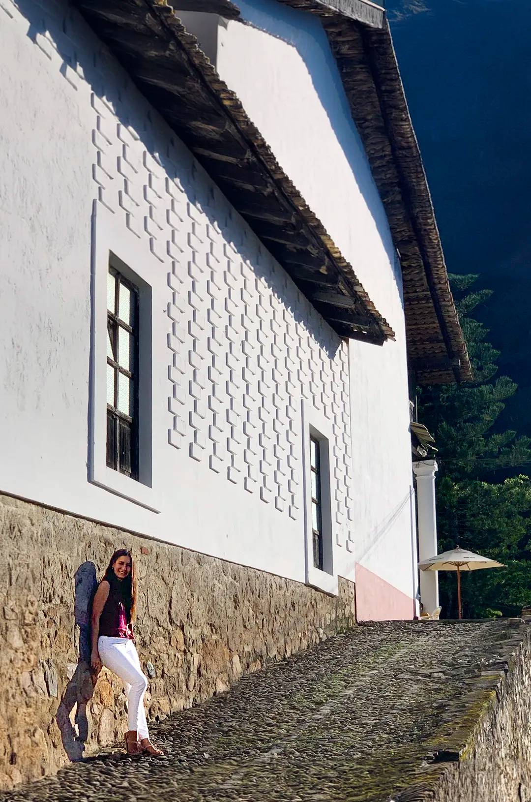 Viajera admirando la arquitectura colonial de San Sebastián del Oeste.