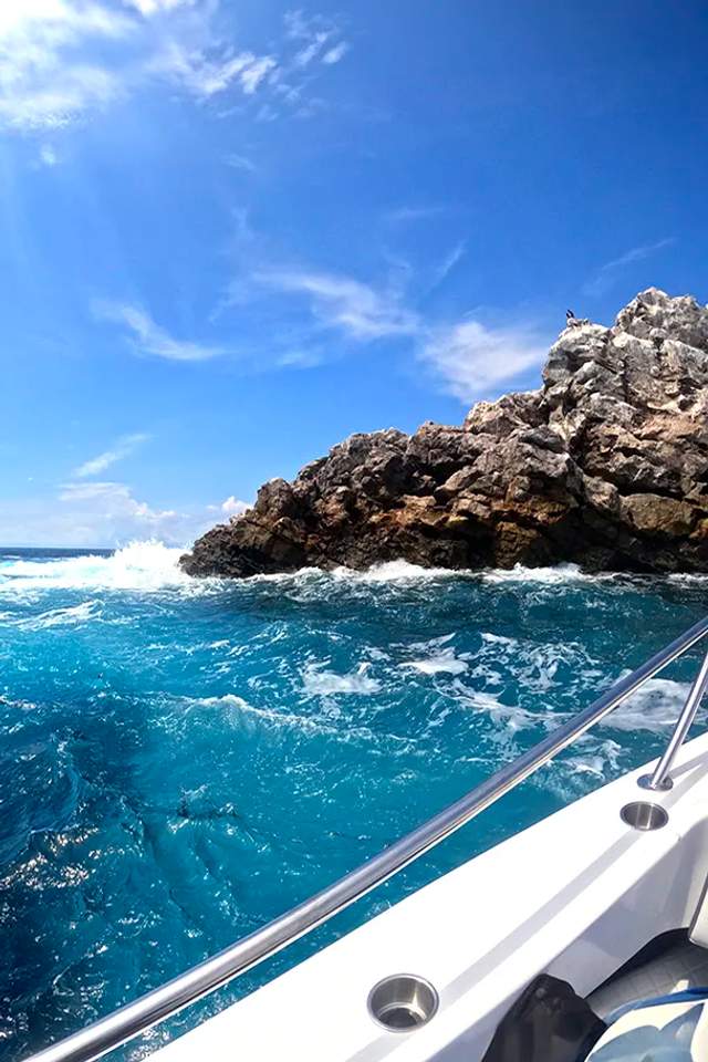 Vista de La Corbeteña Puerto Vallarta desde una lancha de buceo.