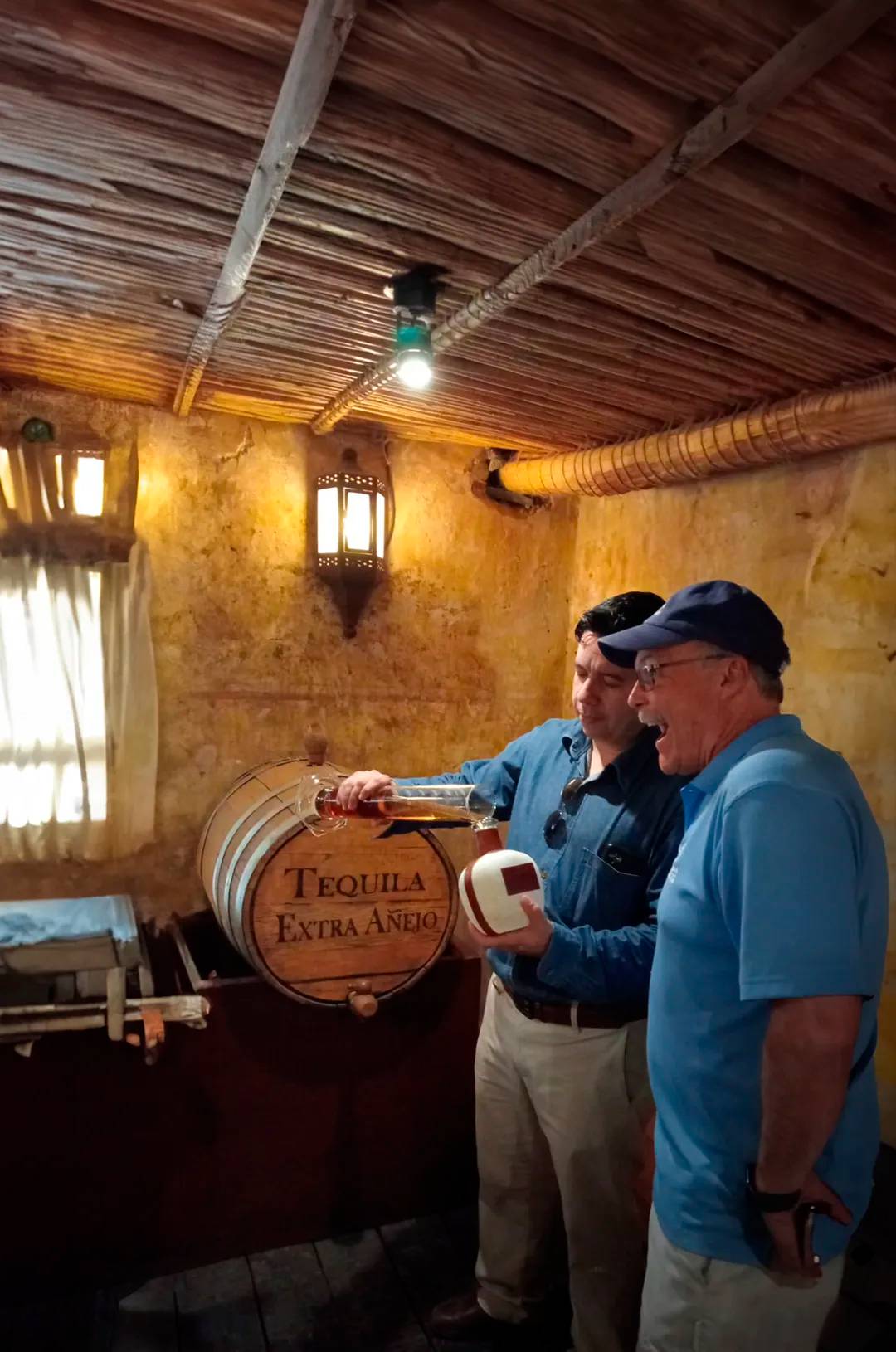 Maestro Tequilero creando un mezcla personalizada de tequilas.