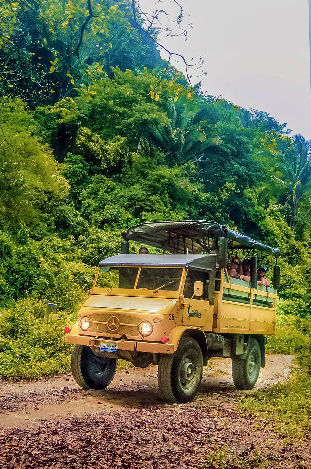 Camión amarillo Unimog, característico de Vallarta Adventures.
