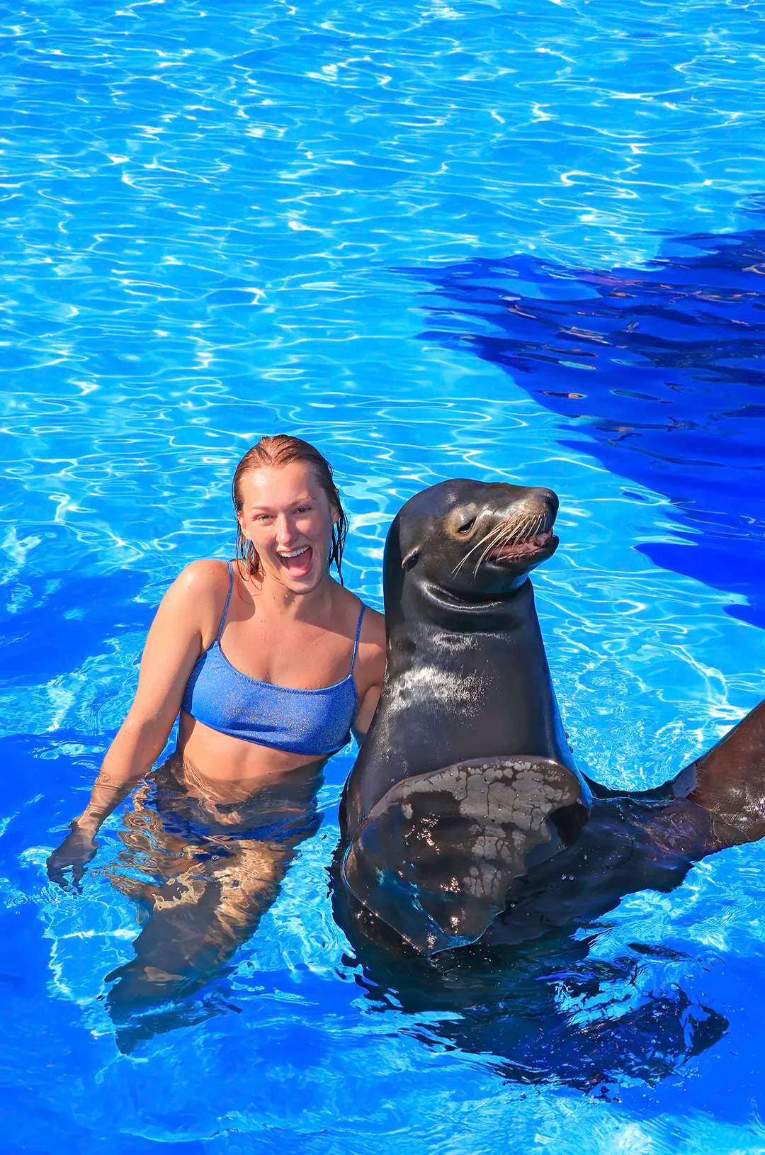 Mujer divirtiéndose en Puerto Vallarta en un Encuentro con Lobos Marinos.