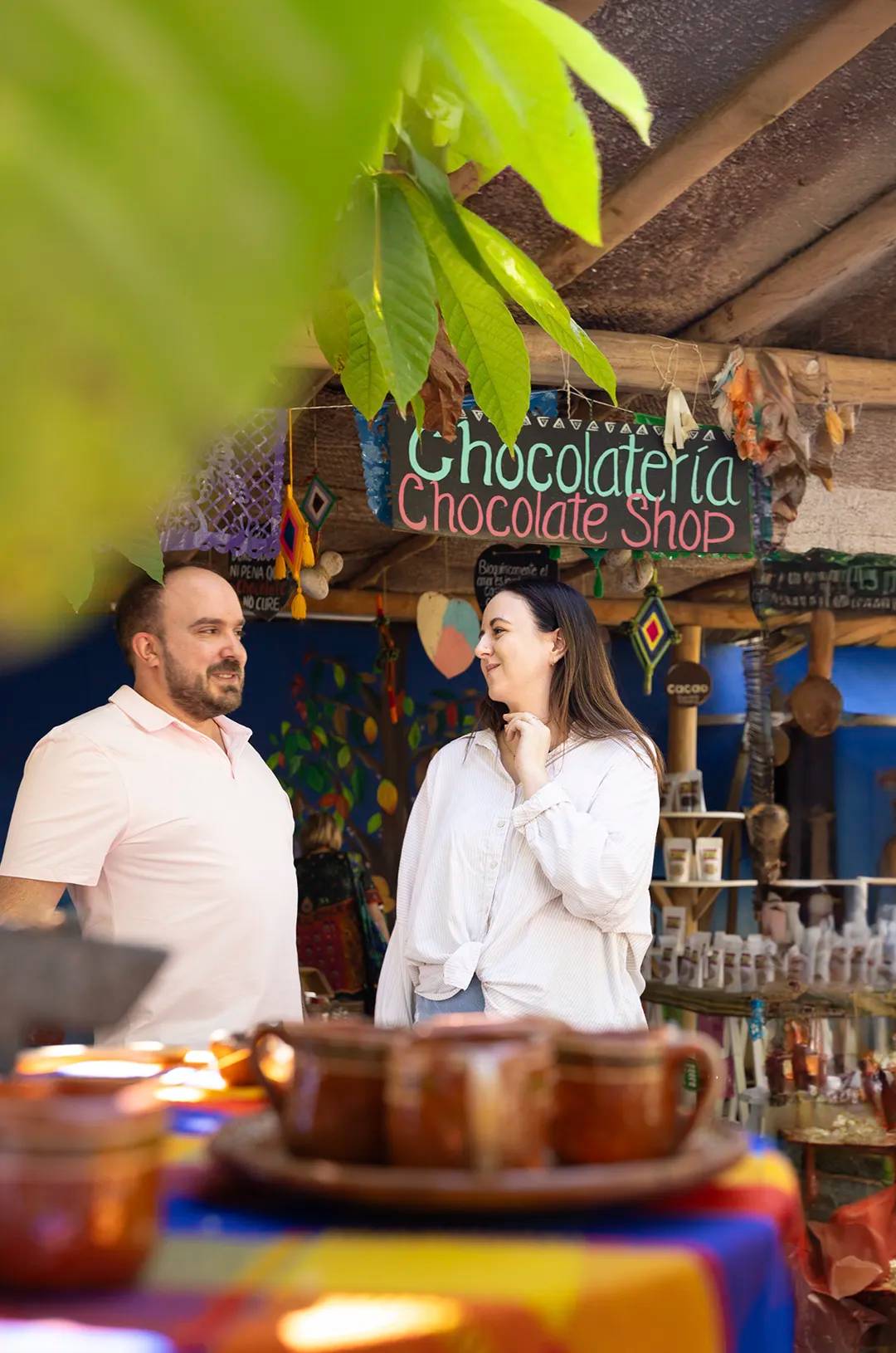 Viajeros en una tienda orgánica de cacao cerca de Puerto Vallarta.
