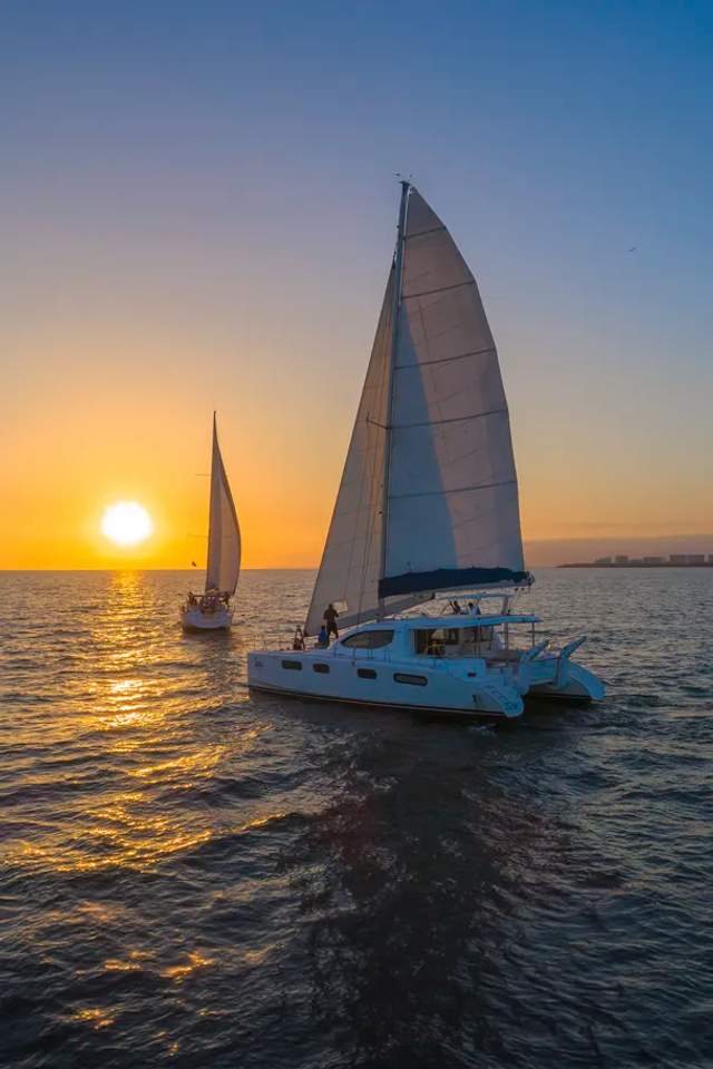Vista espectacular de un atardecer en Puerto Vallarta desde el confort de un Velero al atardecer.