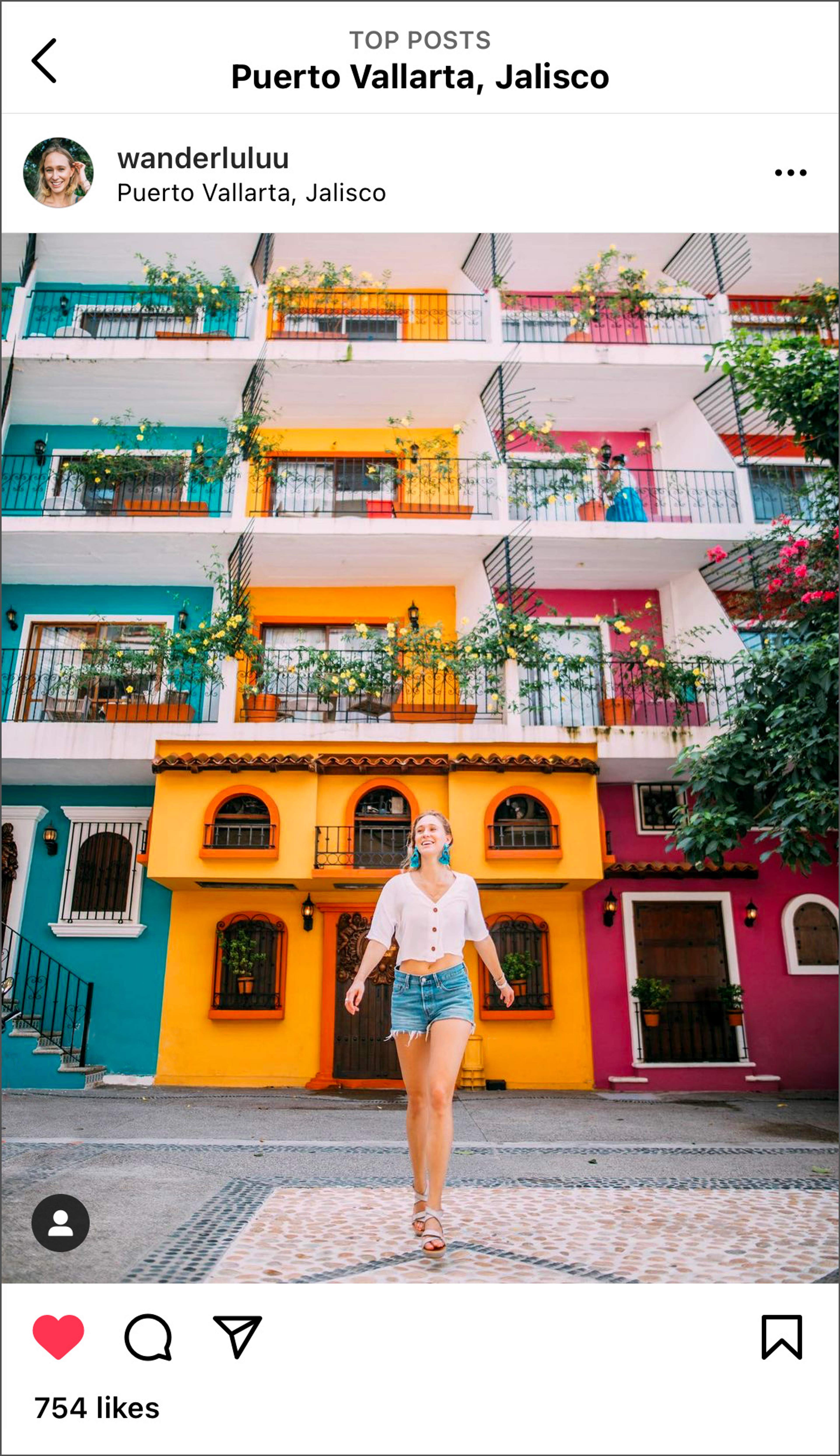 Mujer caminando frente a edificios coloridos en Puerto Vallarta, Jalisco.