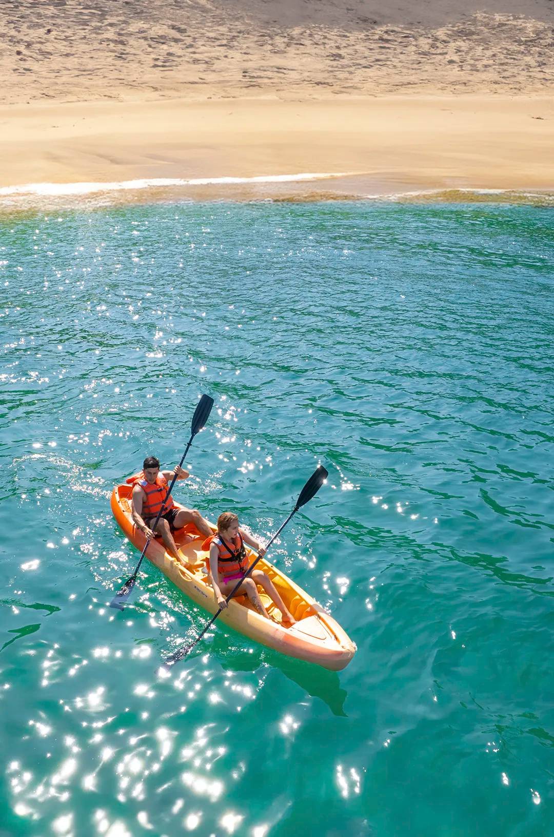 Pareja practicando kayak en Majahuitas.
