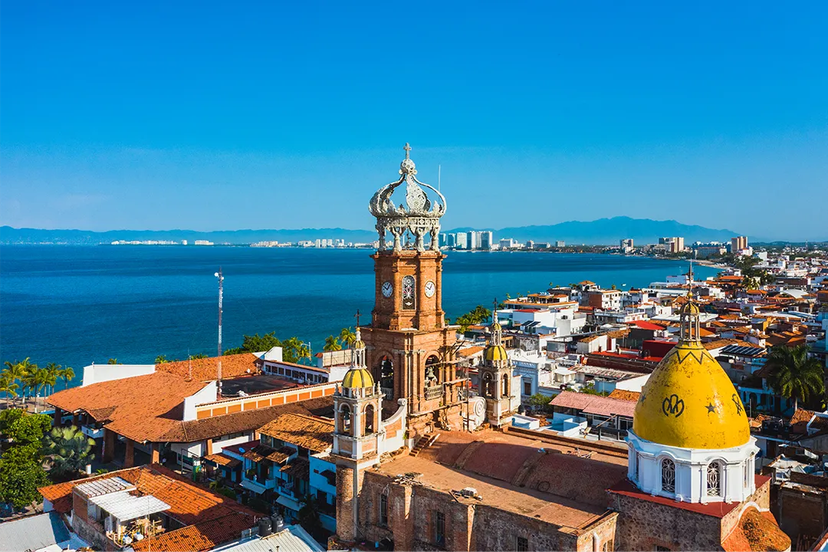 Vista panoramica de una igleasi y una parte del malecon de Puerto Vallarta