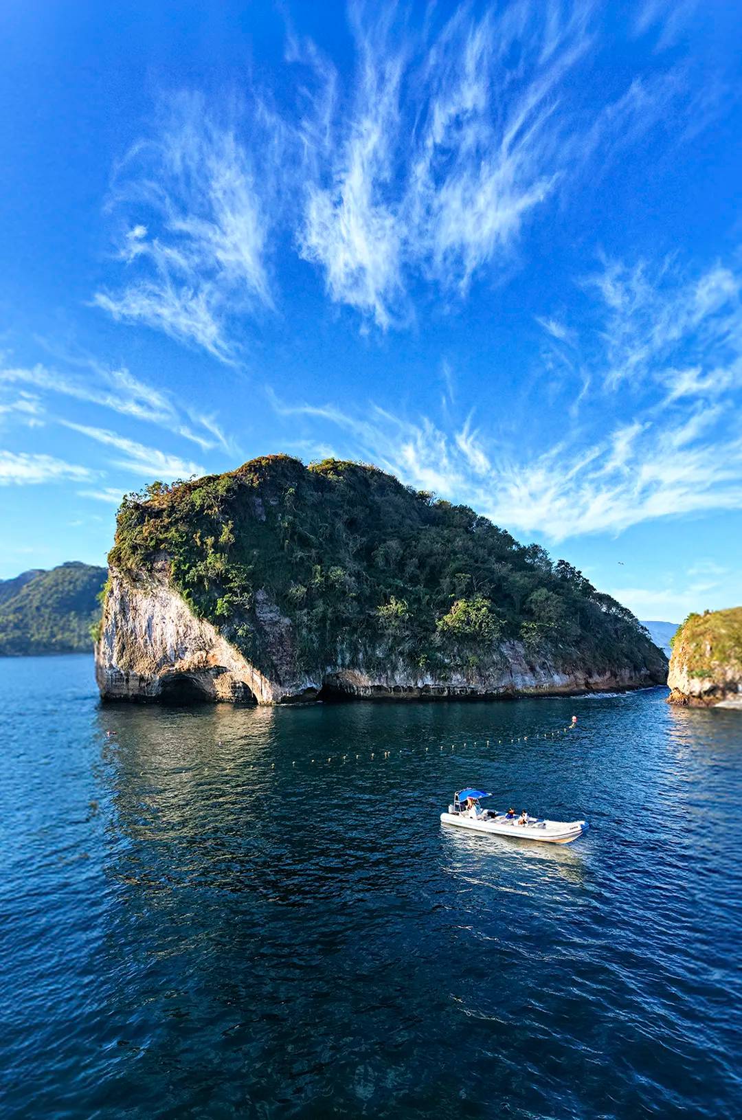 Espectacular vista aérea de Los Arcos Puerto Vallarta.